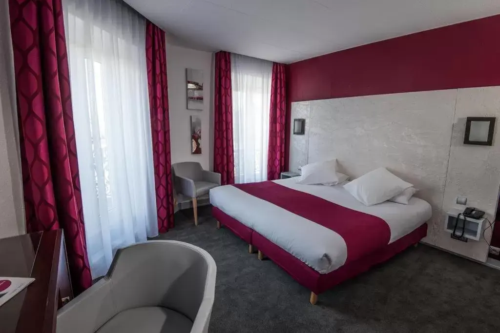 Bedroom, Bed in The Originals Boutique, Hôtel Bristol, Strasbourg Centre Gare (Inter-Hotel)