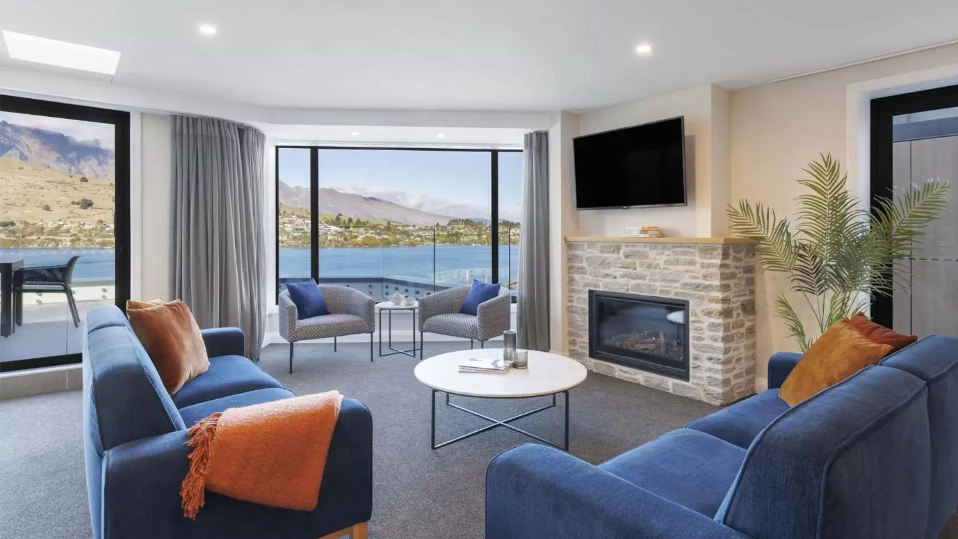 TV and multimedia, Seating Area in Oaks Queenstown Shores Resort