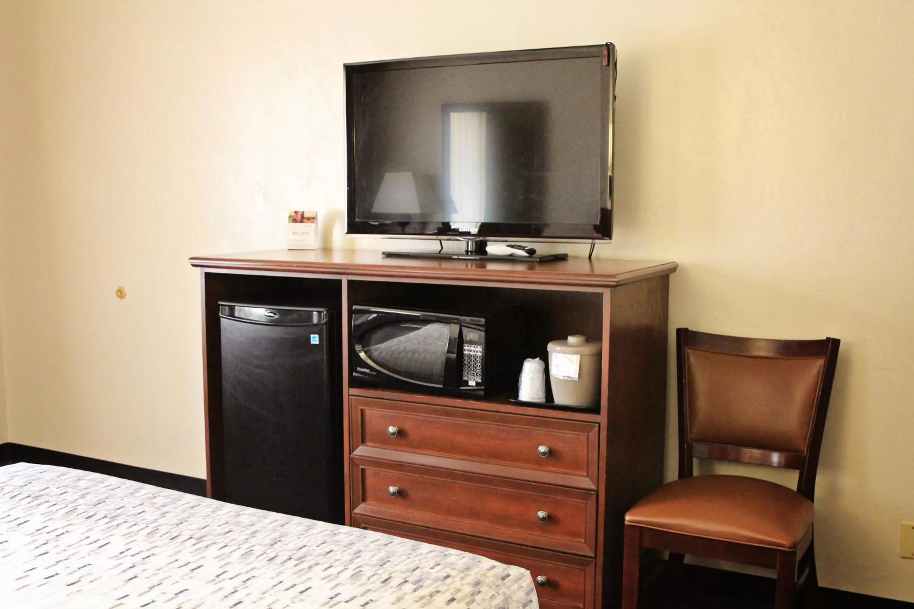 TV and multimedia, Bed in Bowen Motel