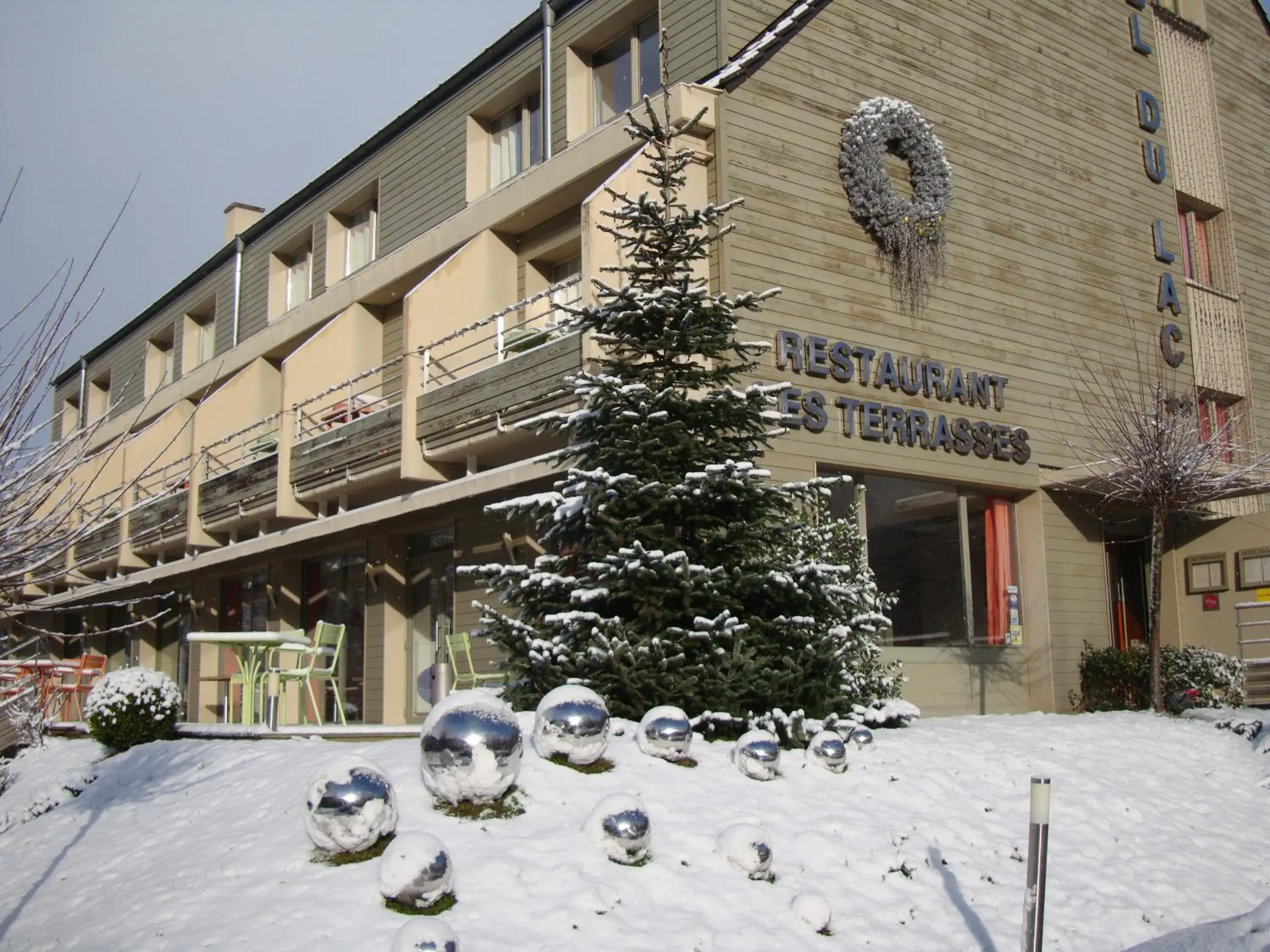 Facade/entrance, Winter in Hotel Du Lac