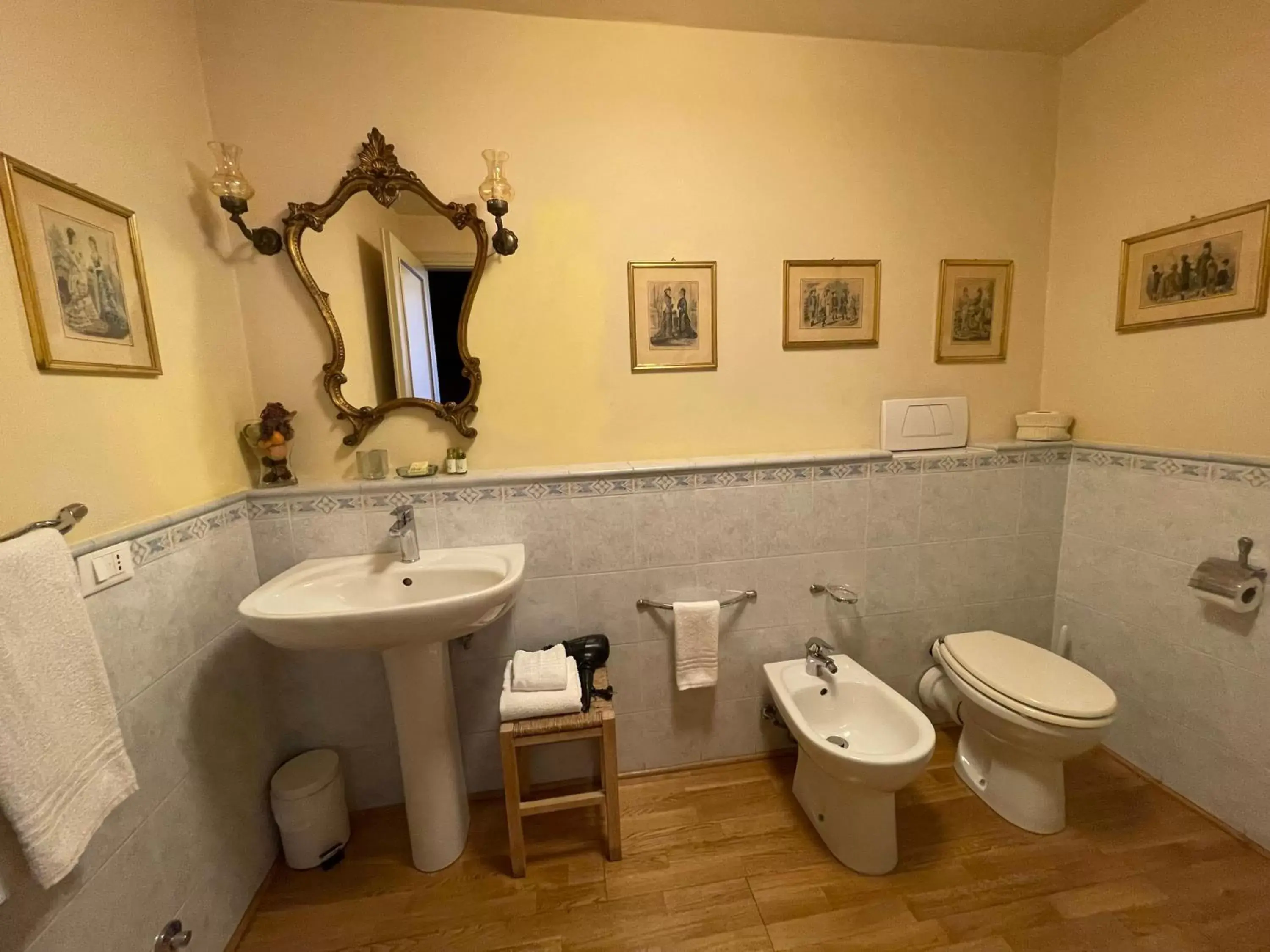 Bathroom in La Bohème