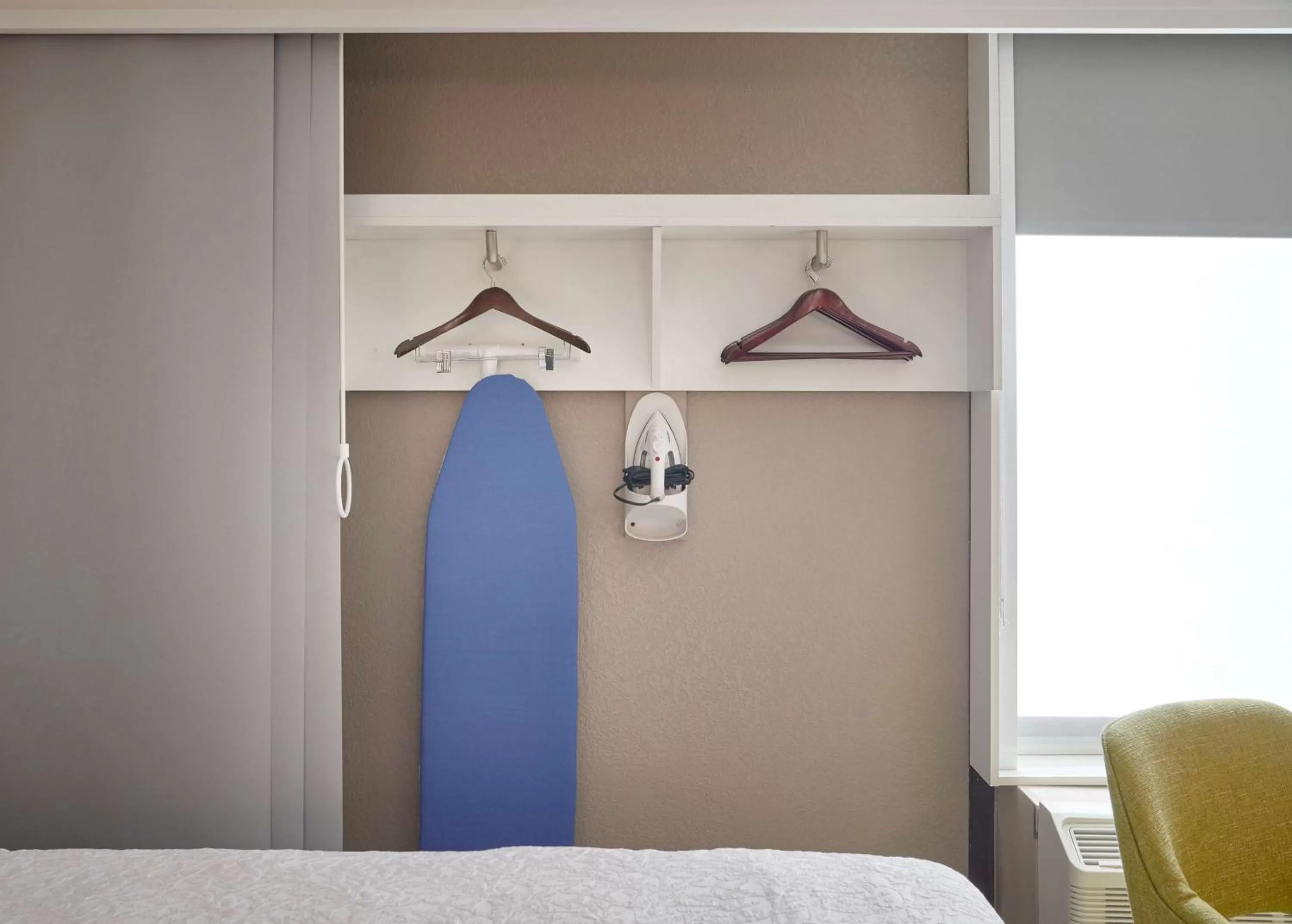 Bedroom in Hampton Inn by Hilton Harrisburg West