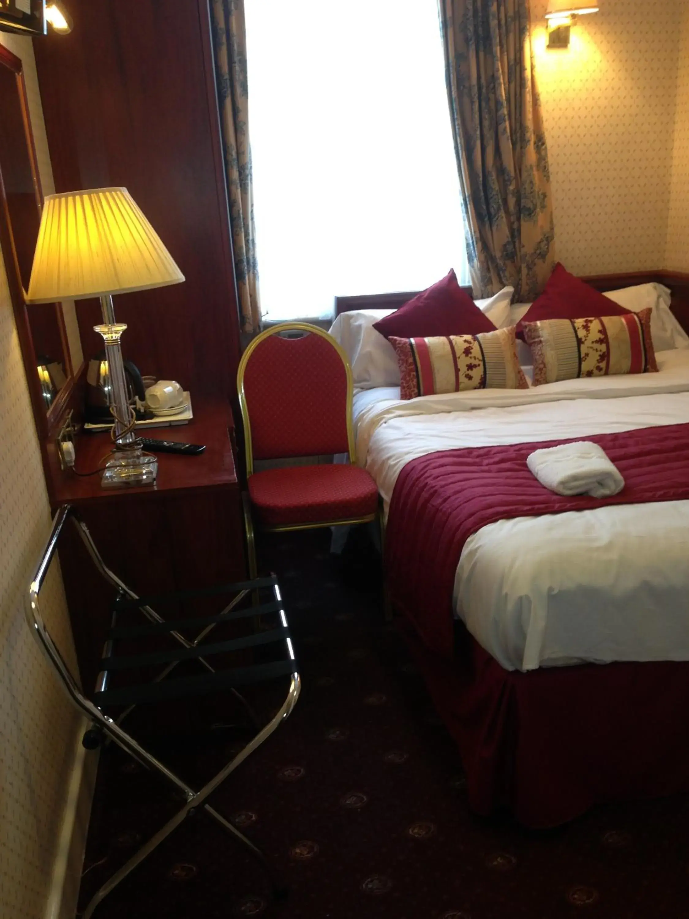 Photo of the whole room, Bed in Avon Hotel