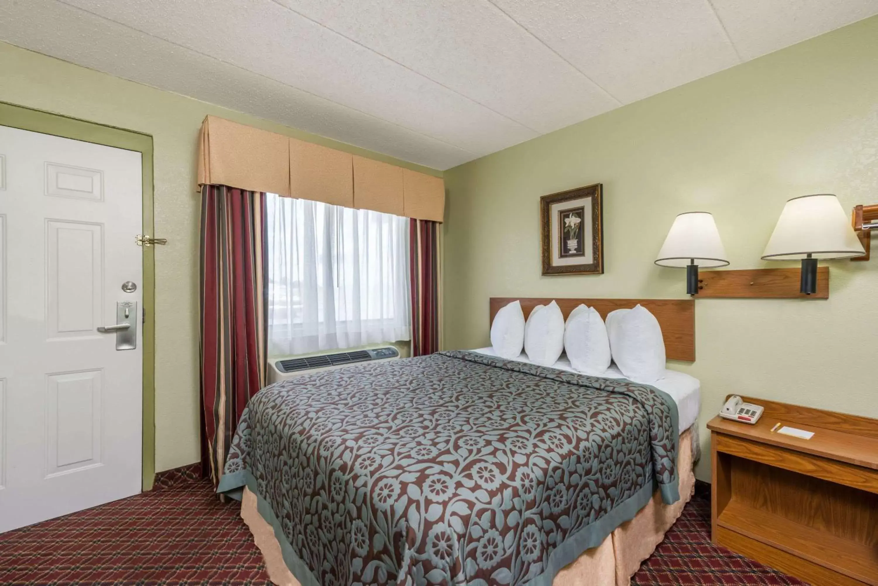 Photo of the whole room, Bed in Days Inn & Suites by Wyndham Springfield on I-44