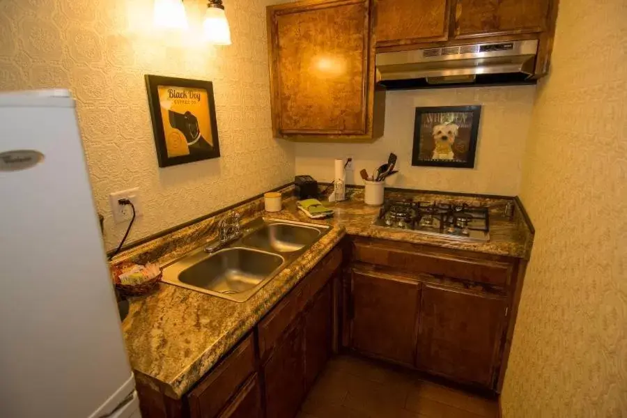 Kitchen or kitchenette, Kitchen/Kitchenette in Hillcrest Suites & Cabins