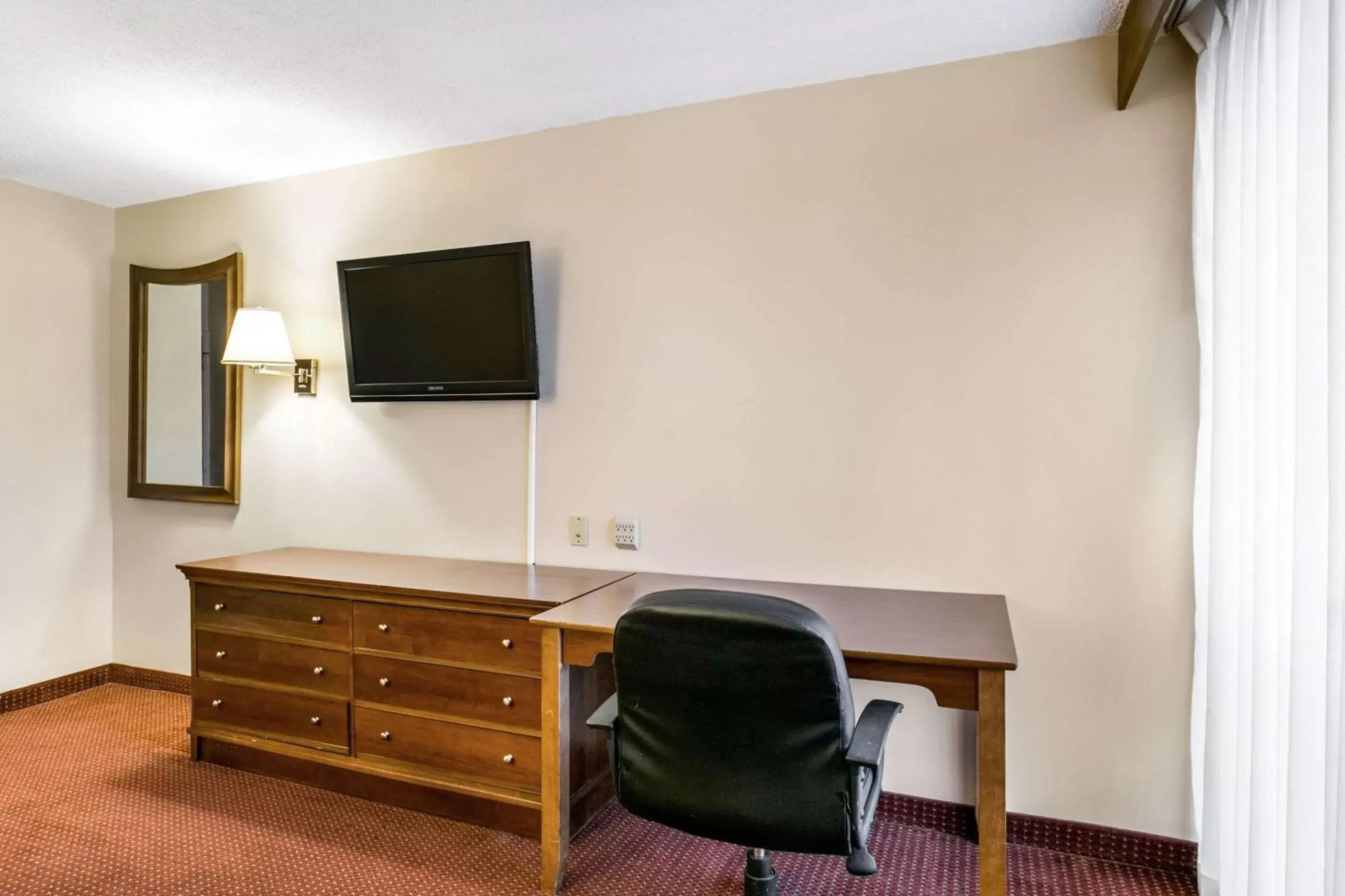 Photo of the whole room, TV/Entertainment Center in Clarion Hotel BWI Airport Arundel Mills