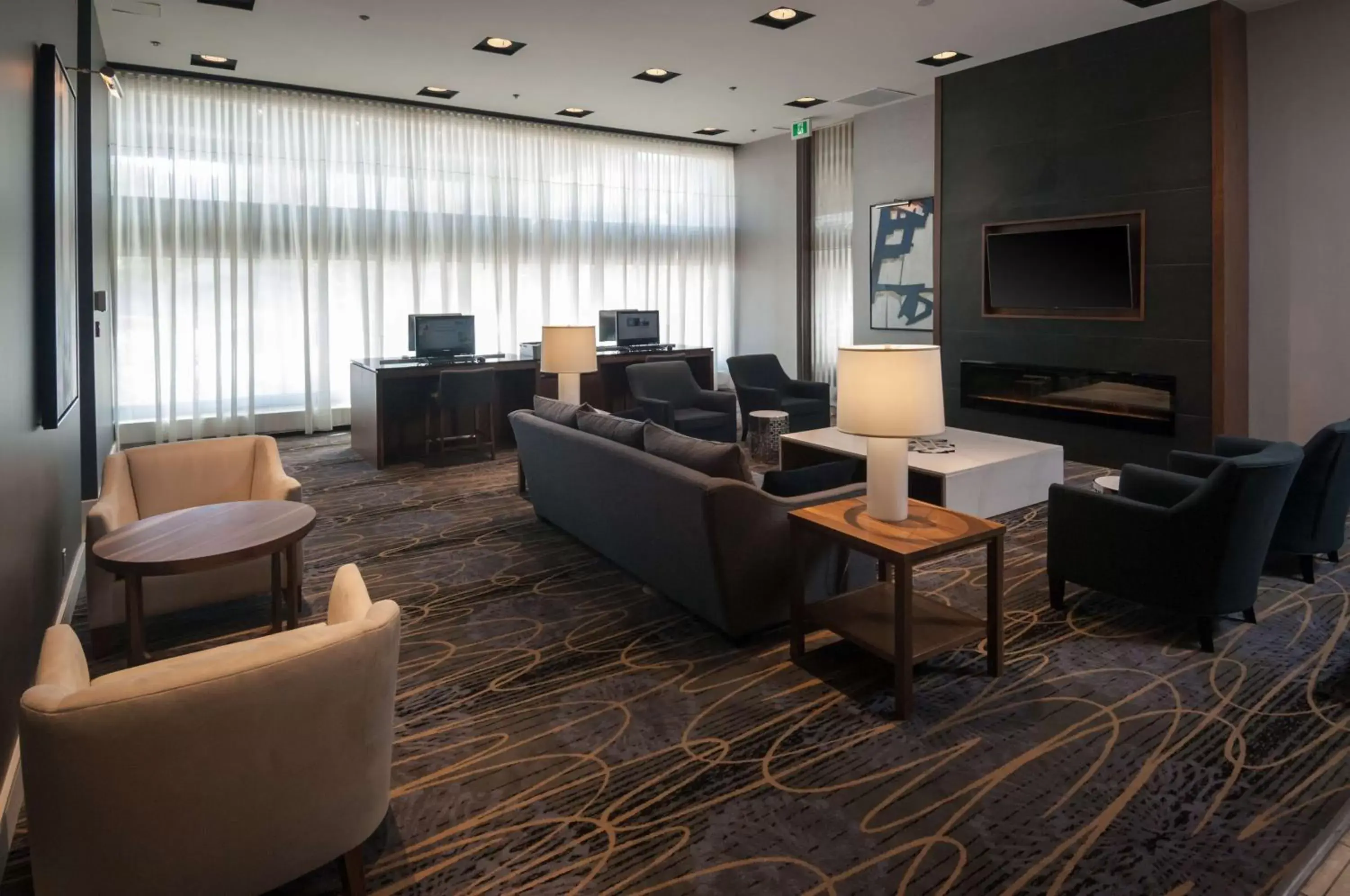 Lobby or reception, Lounge/Bar in Doubletree by Hilton London