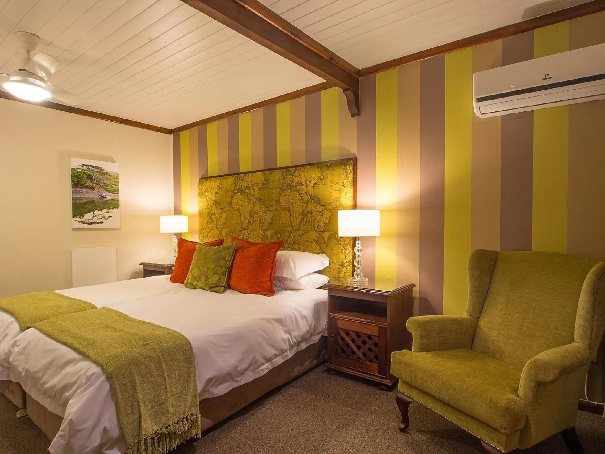 Photo of the whole room, Bed in Knysna Log-Inn Hotel