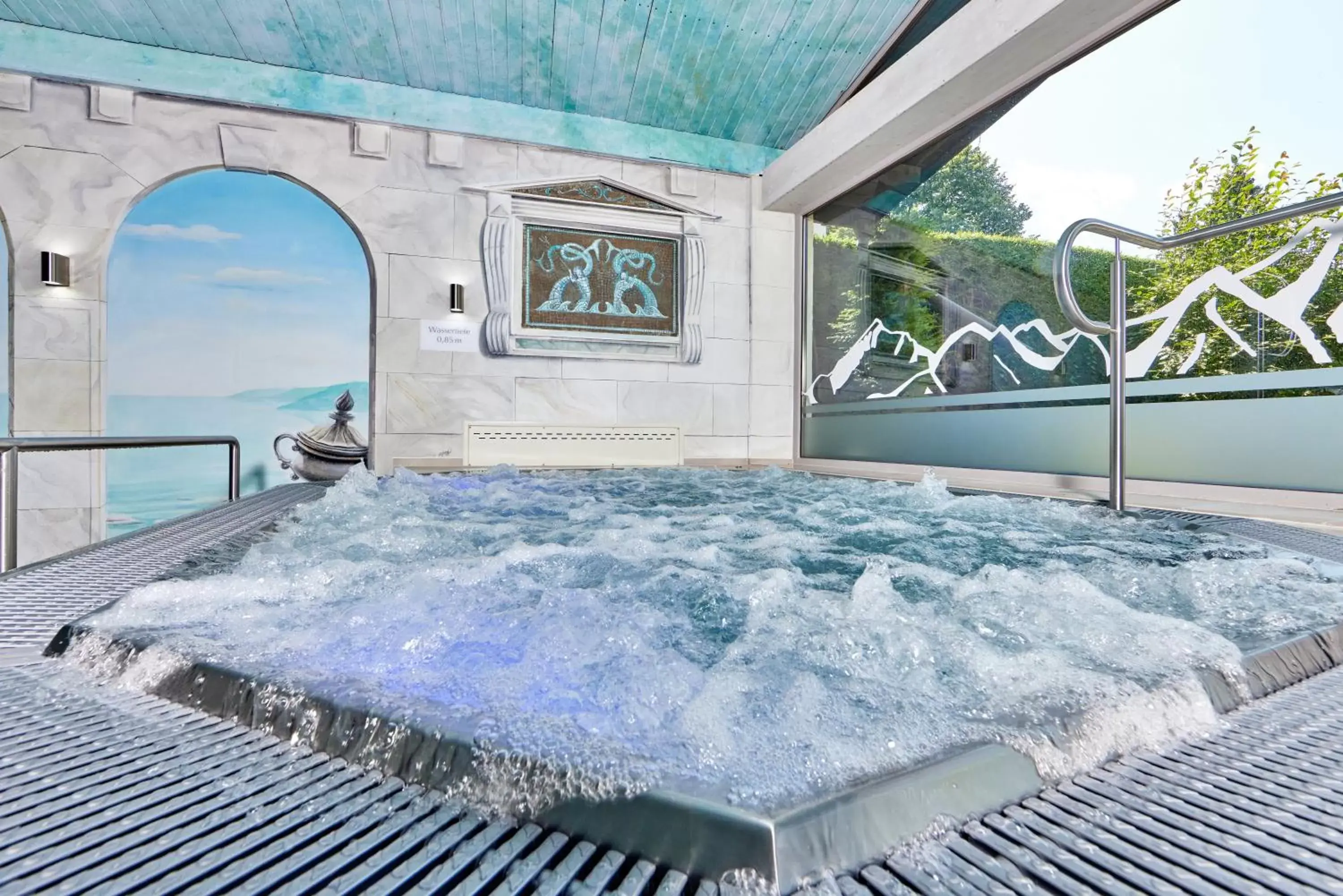 Hot Tub, Swimming Pool in Hotel Zugspitze