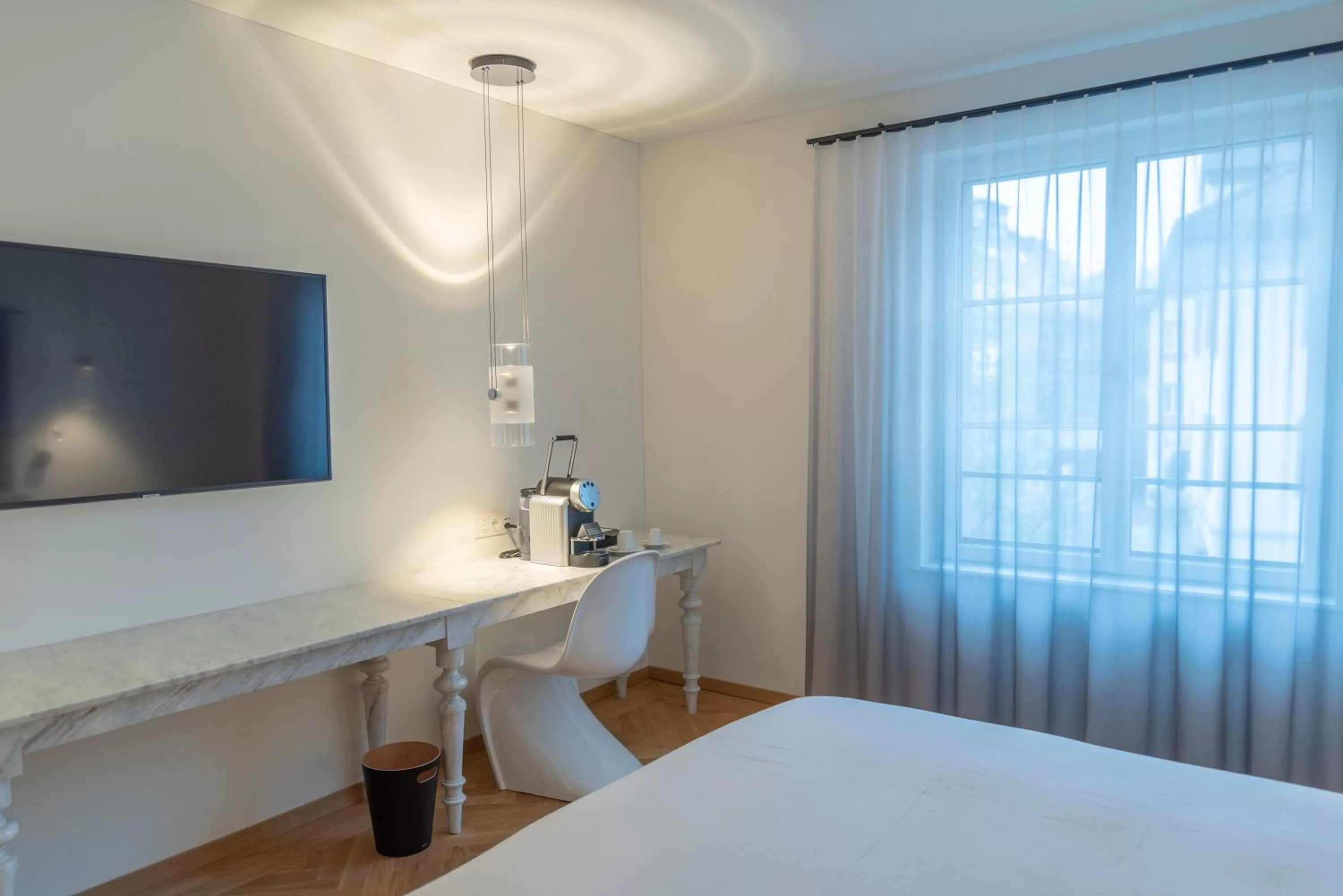 Bed in CASPAR Swiss Quality Hotel