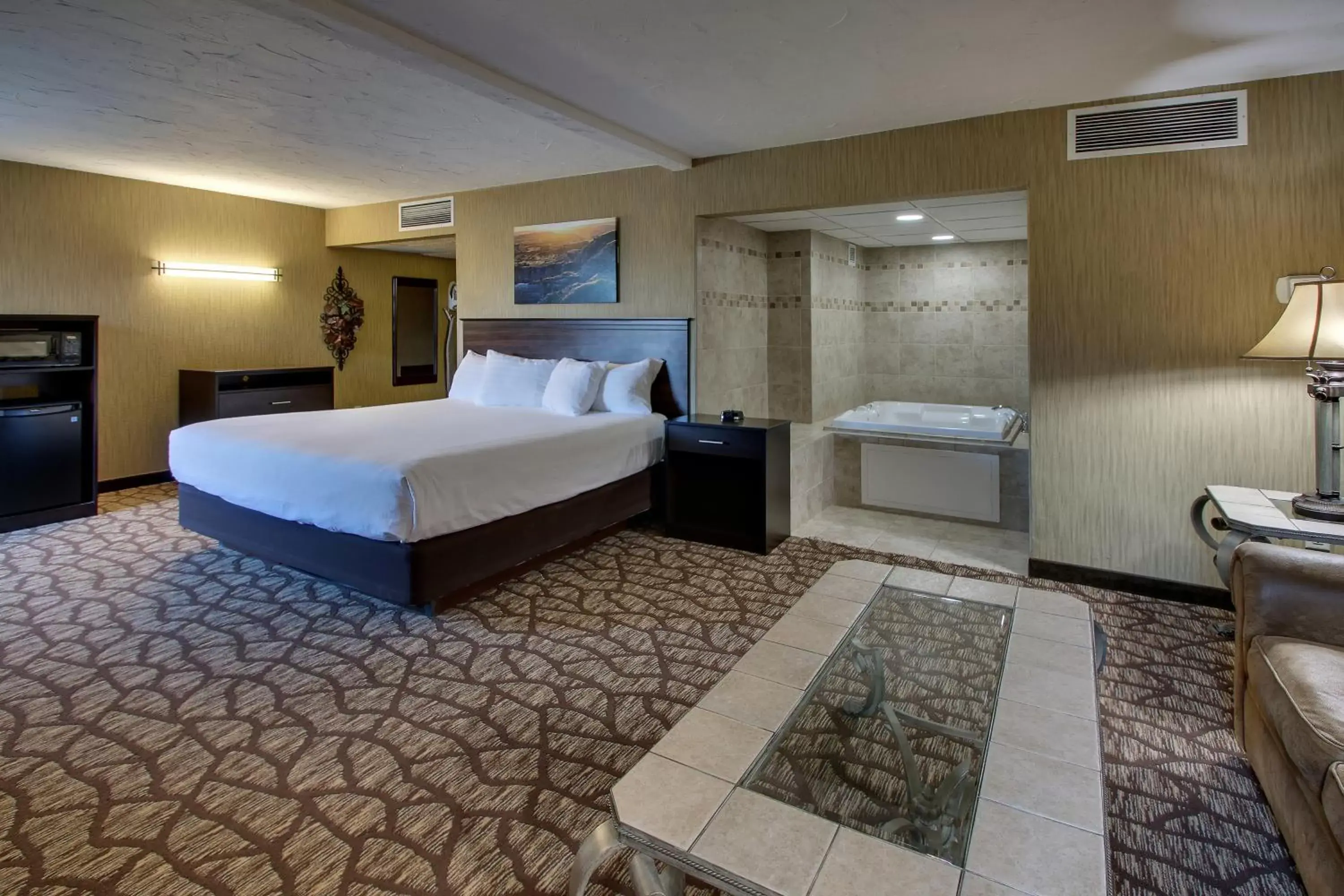 Bed in EverSpring Inn & Suites