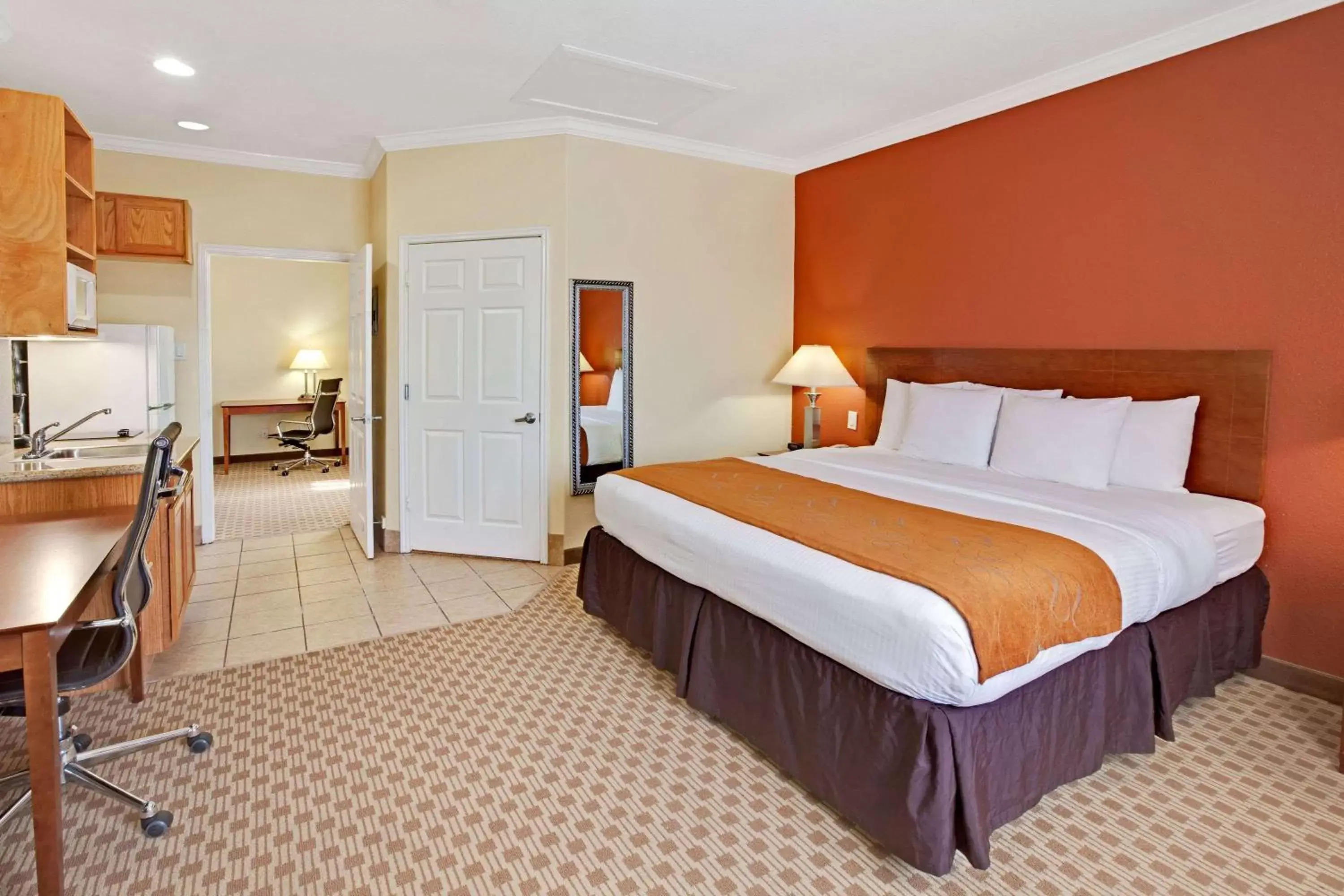 Photo of the whole room, Bed in Extended Stay America Suites - Baytown