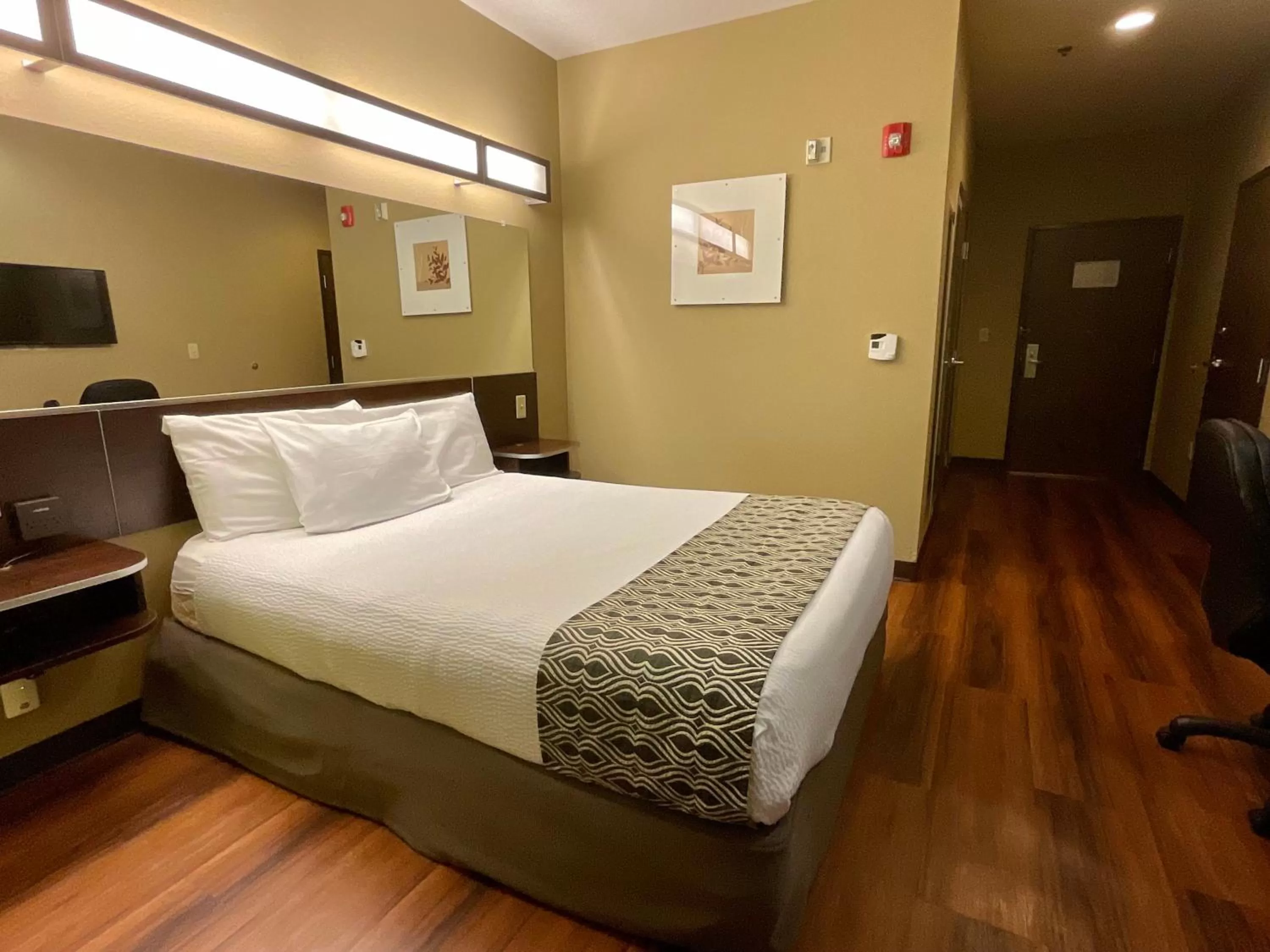 Queen Room with mobility Accessible Tub in SureStay Plus Hotel by Best Western Buckhannon