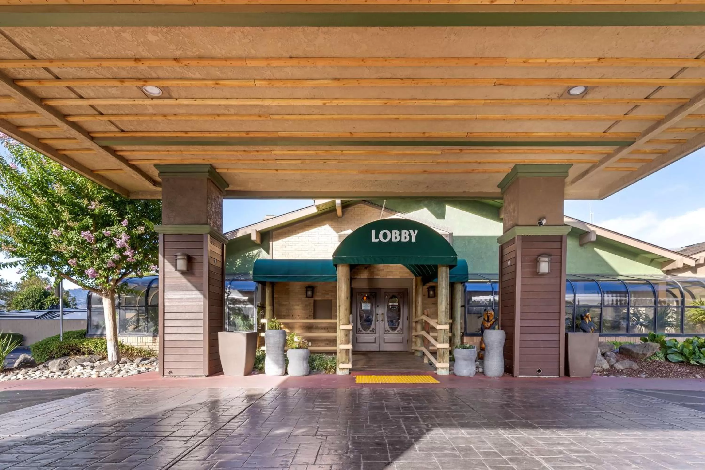 Property building in Best Western Plus Forest Park Inn