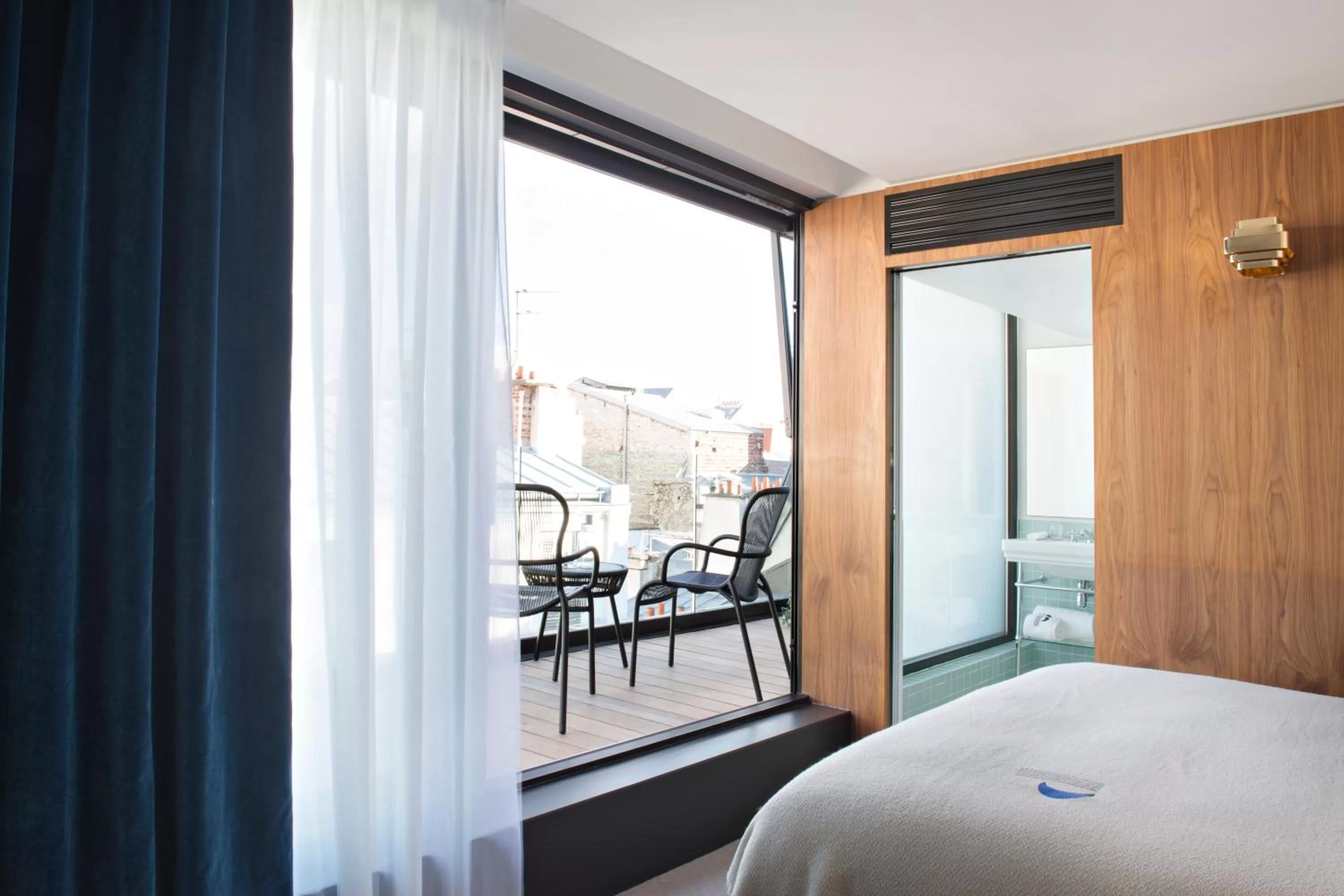 Balcony/Terrace, Bed in Hotel Parister Piscine & Spa