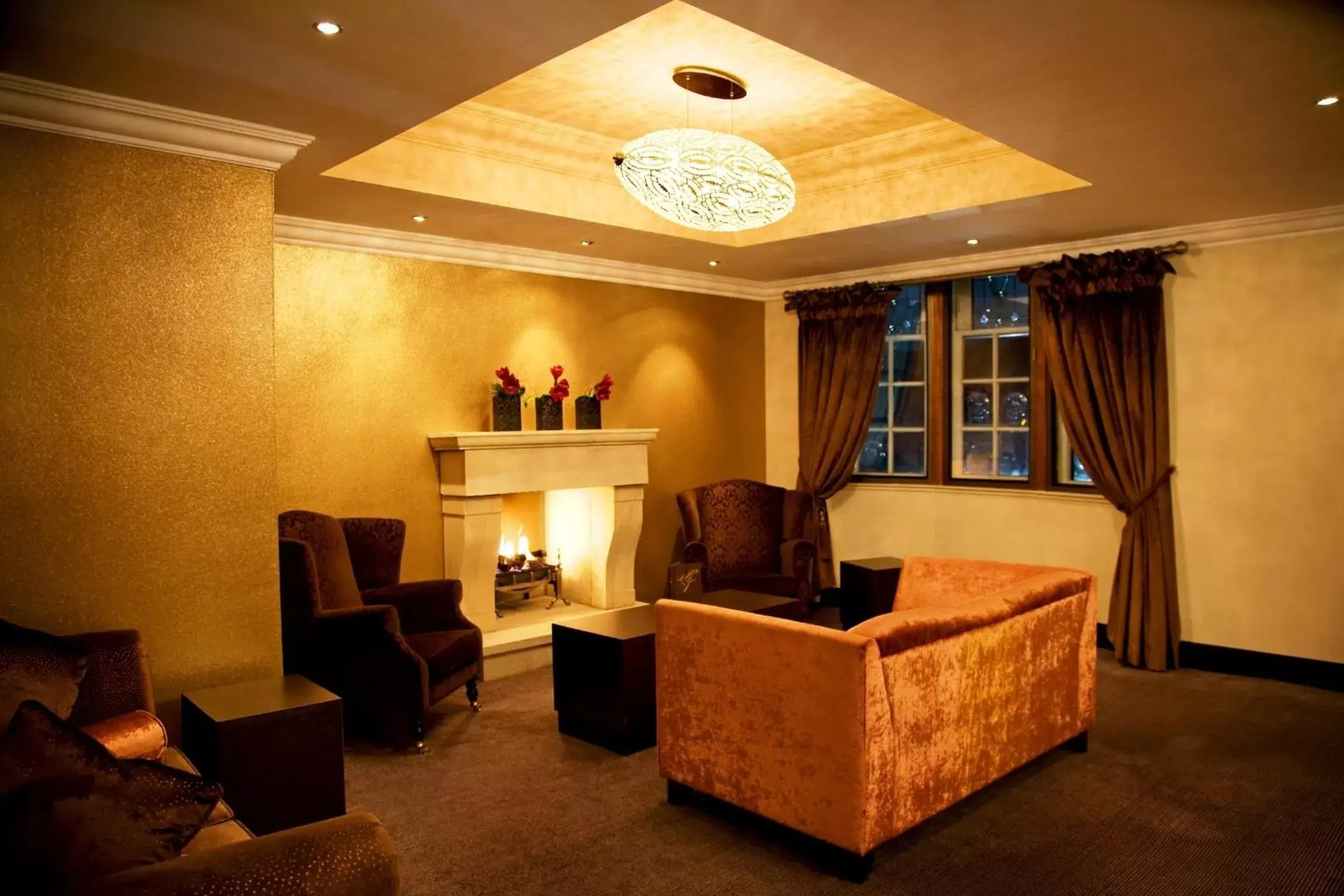 Communal lounge/ TV room, Lobby/Reception in The Popinjay Hotel