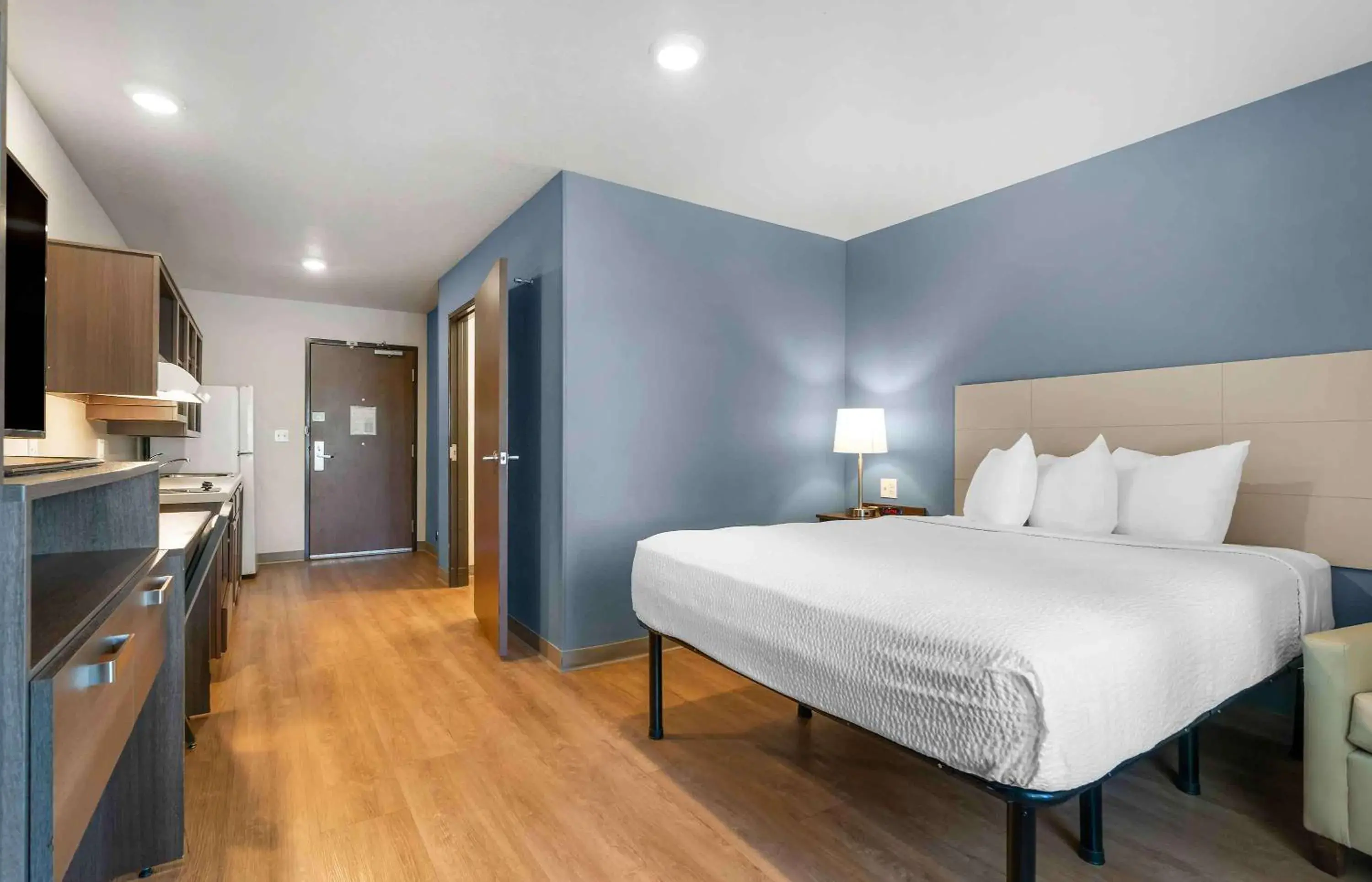 Bedroom, Bed in Extended Stay America Suites - Portland - East