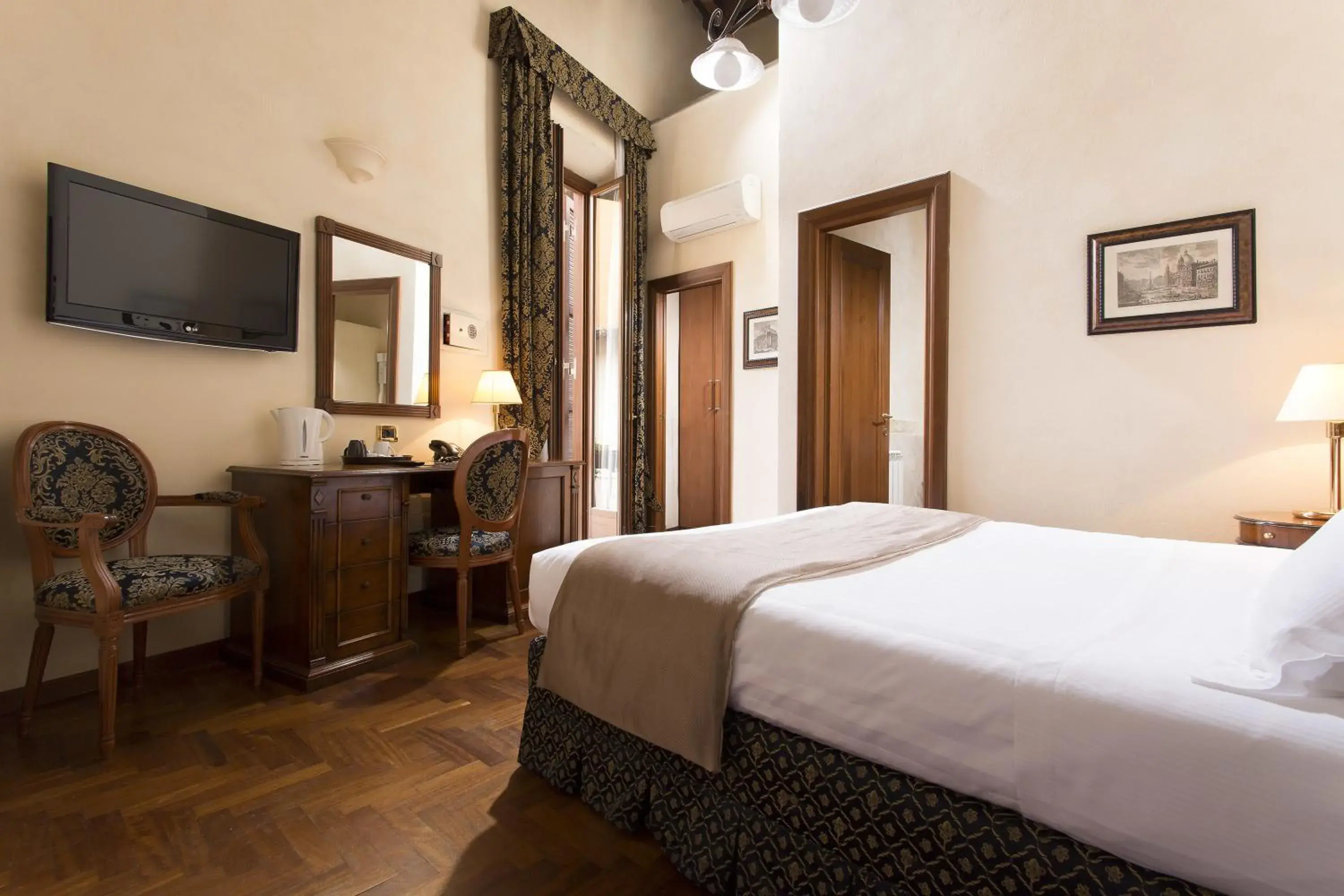 Deluxe Double Room with Balcony in Hotel Teatro Pace