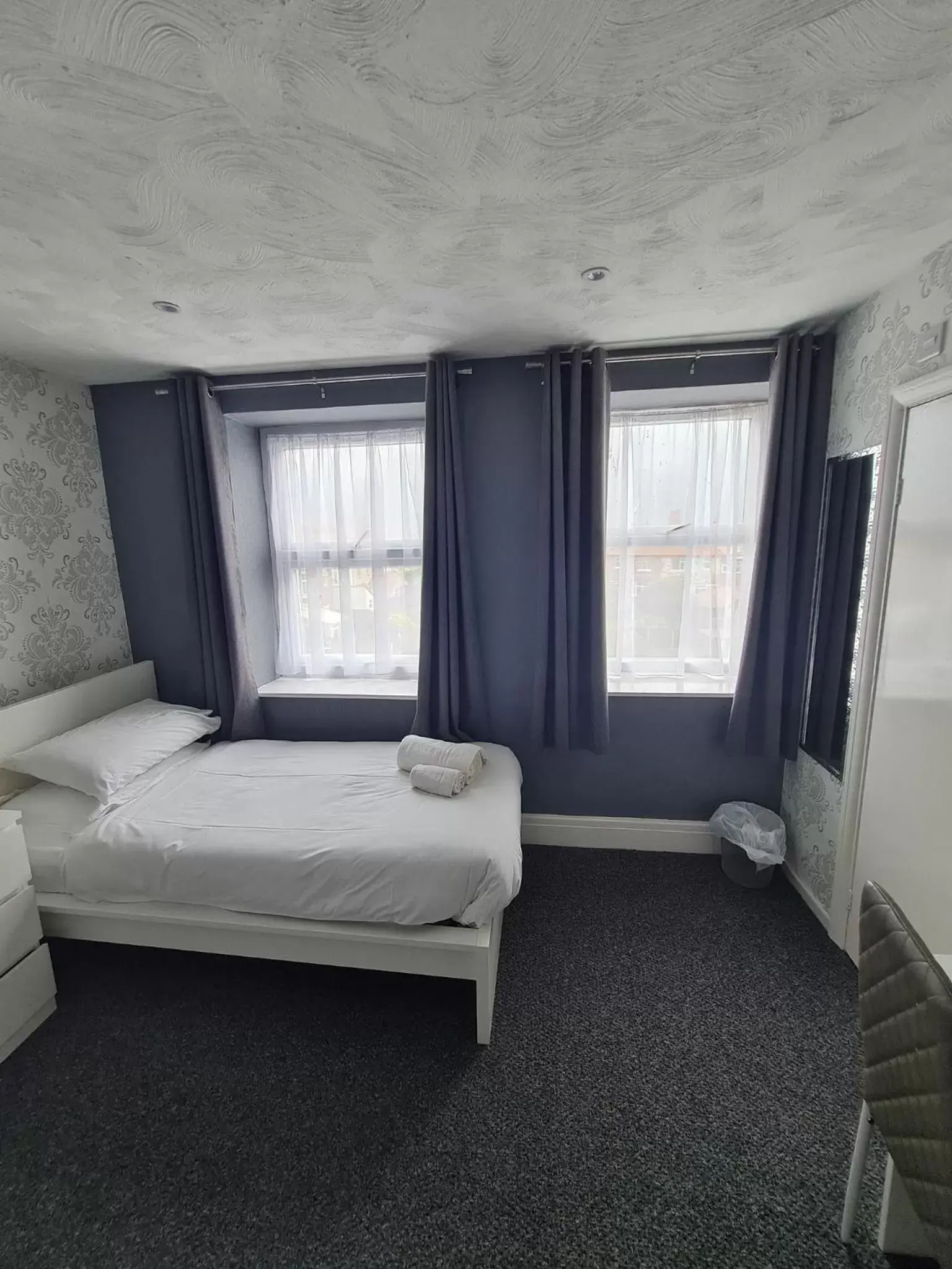 Bedroom, Bed in Queens Plaza Hotel