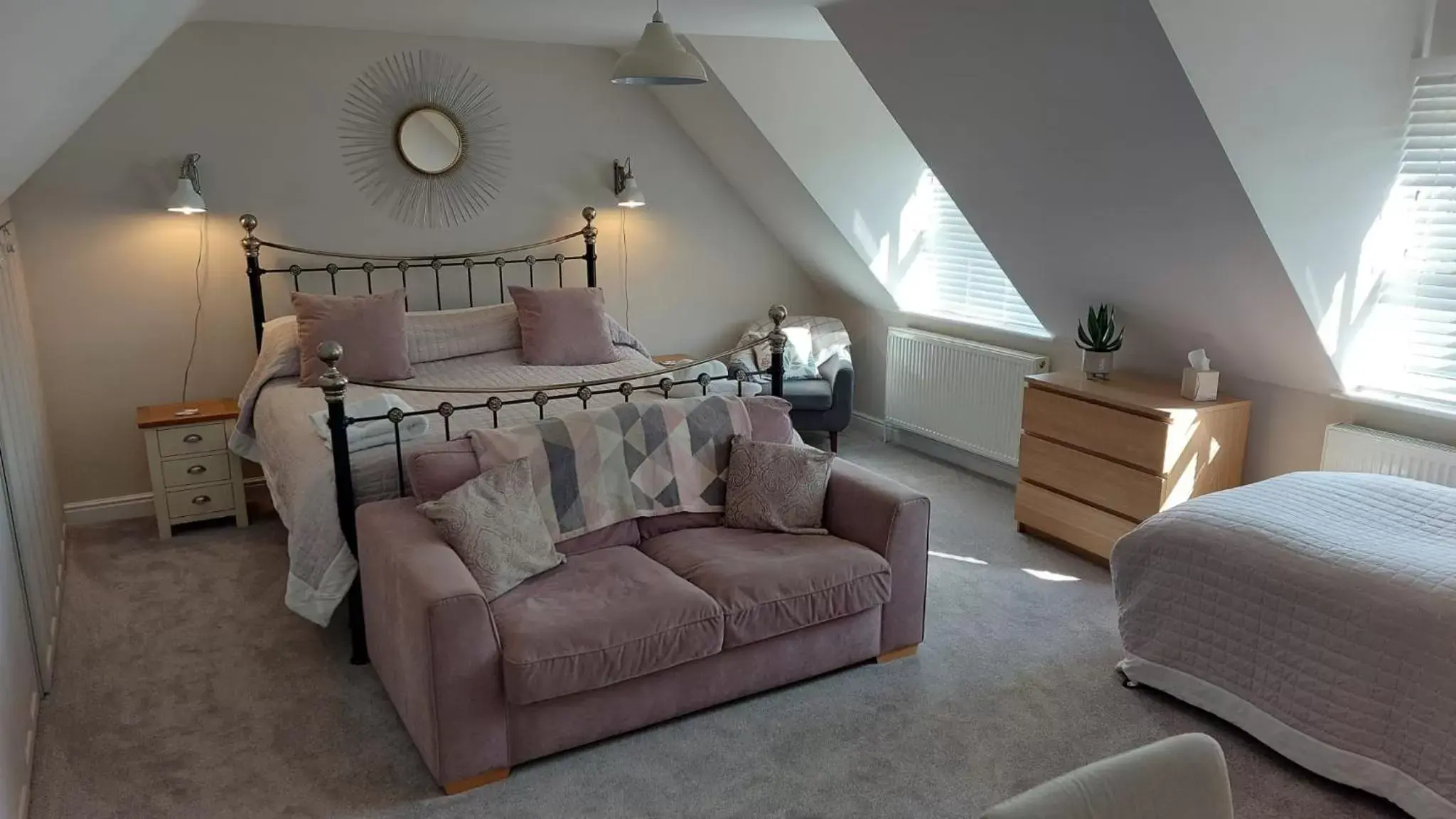 Bed, Seating Area in Westwood Lodge B & B Boston