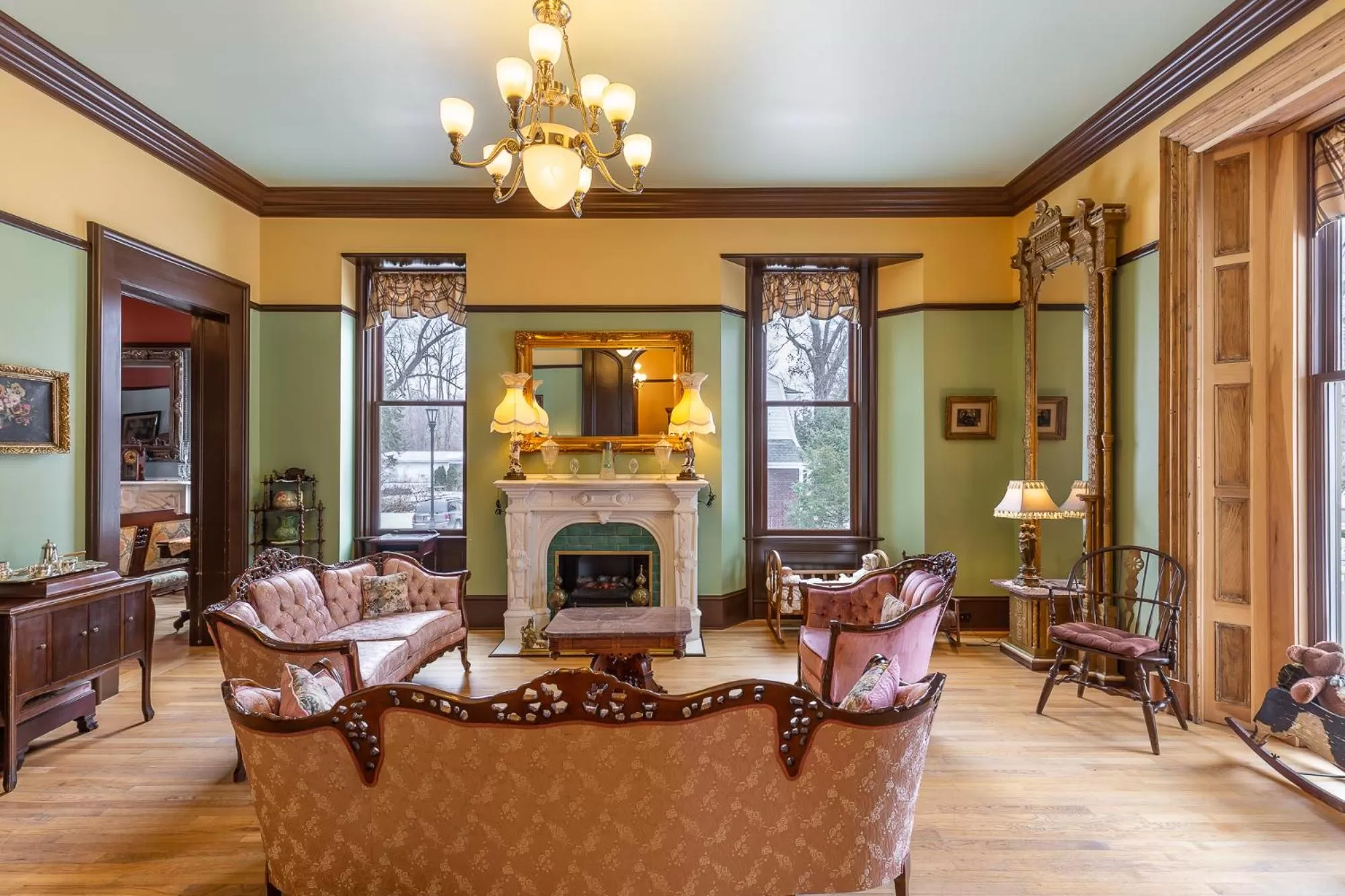 Living room in Steele Mansion Inn & Gathering Hub