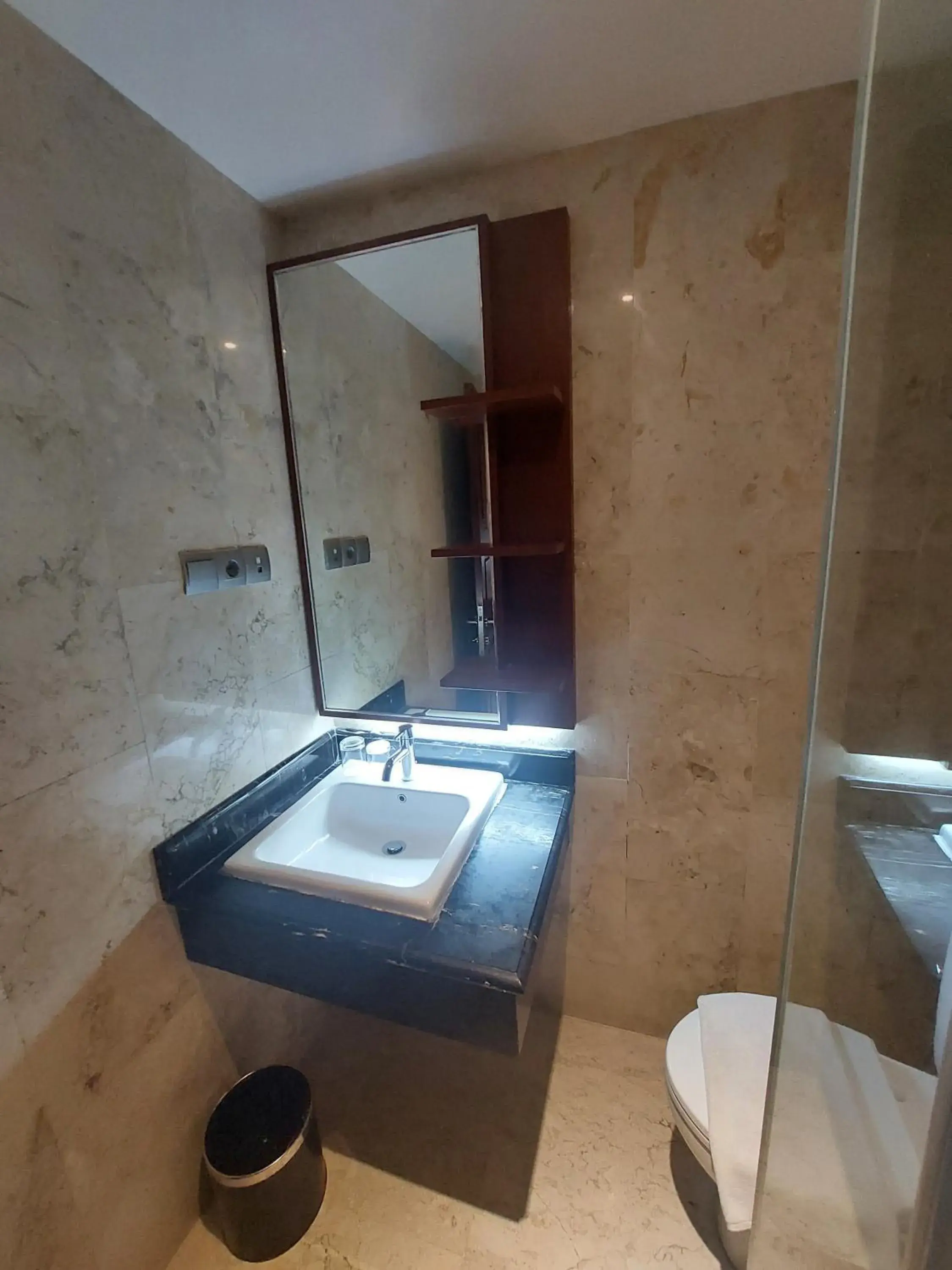 Bathroom in Grand Dafam Q Hotel Banjarbaru || DHM Syariah