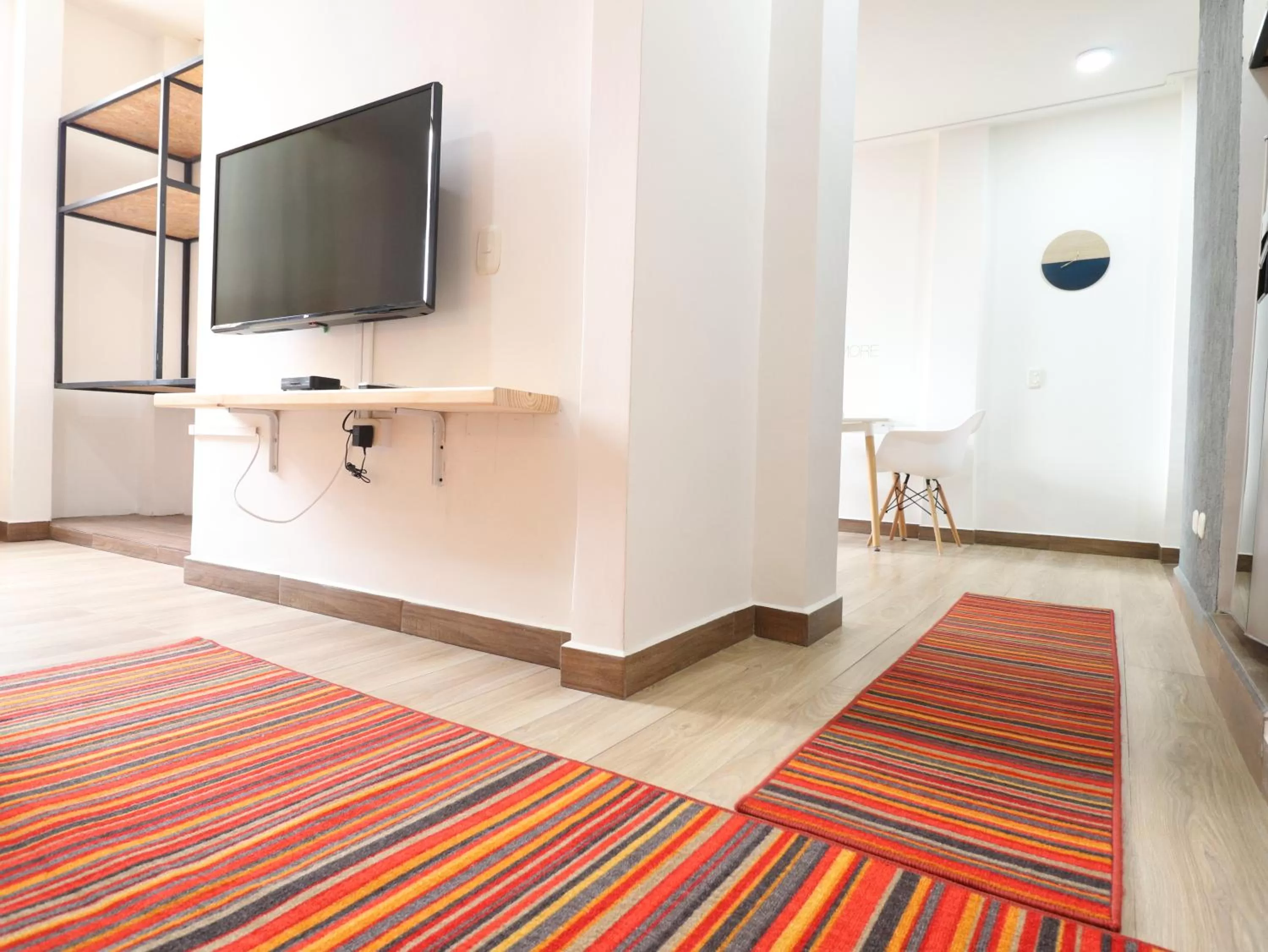 Bedroom, TV/Entertainment Center in 554 Apartments