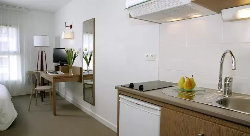 Kitchen or kitchenette, Kitchen/Kitchenette in Terres de France - Appart'Hotel Quimper Bretagne