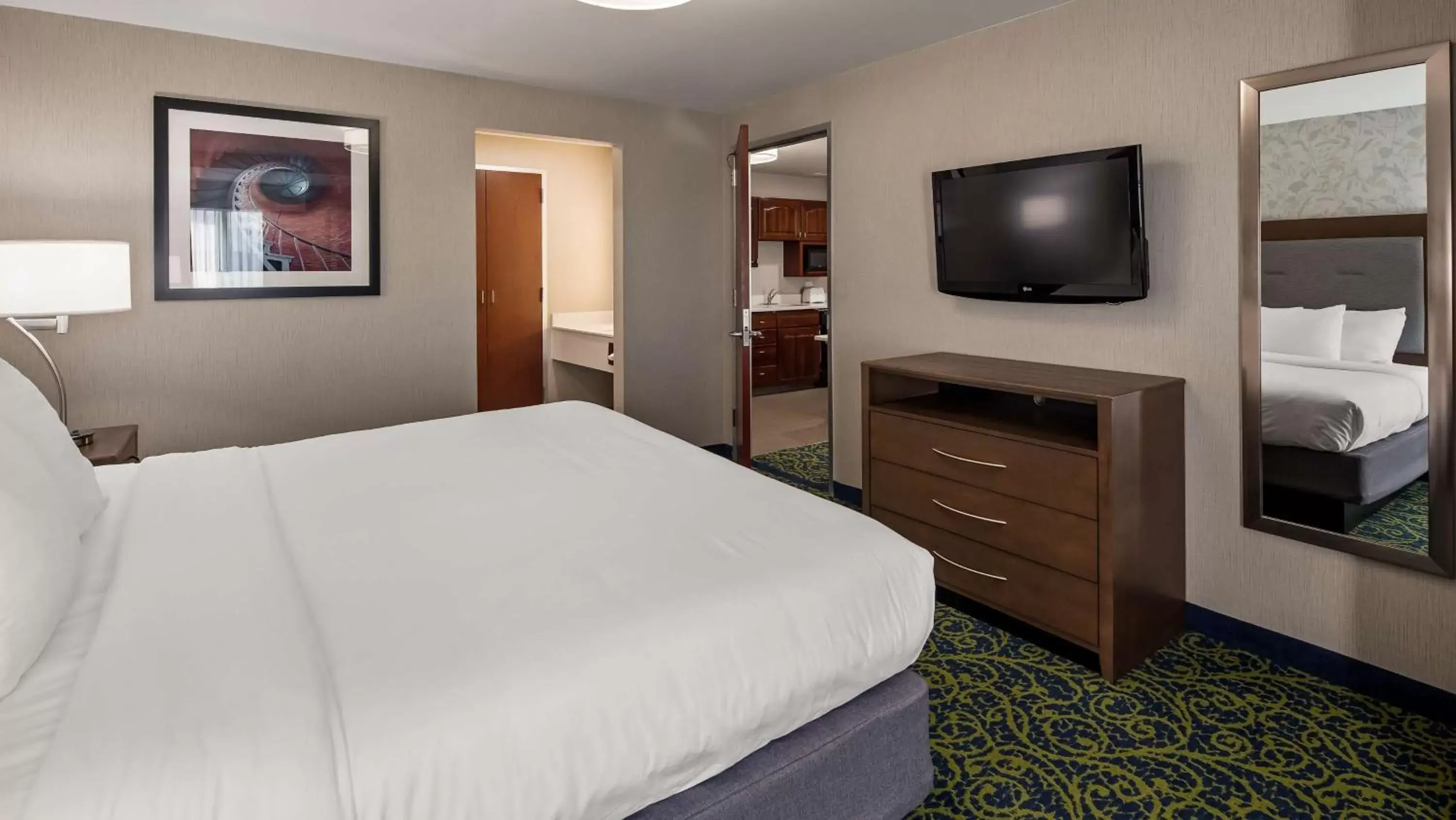 Photo of the whole room, Bed in Best Western Plus Portsmouth Hotel & Suites