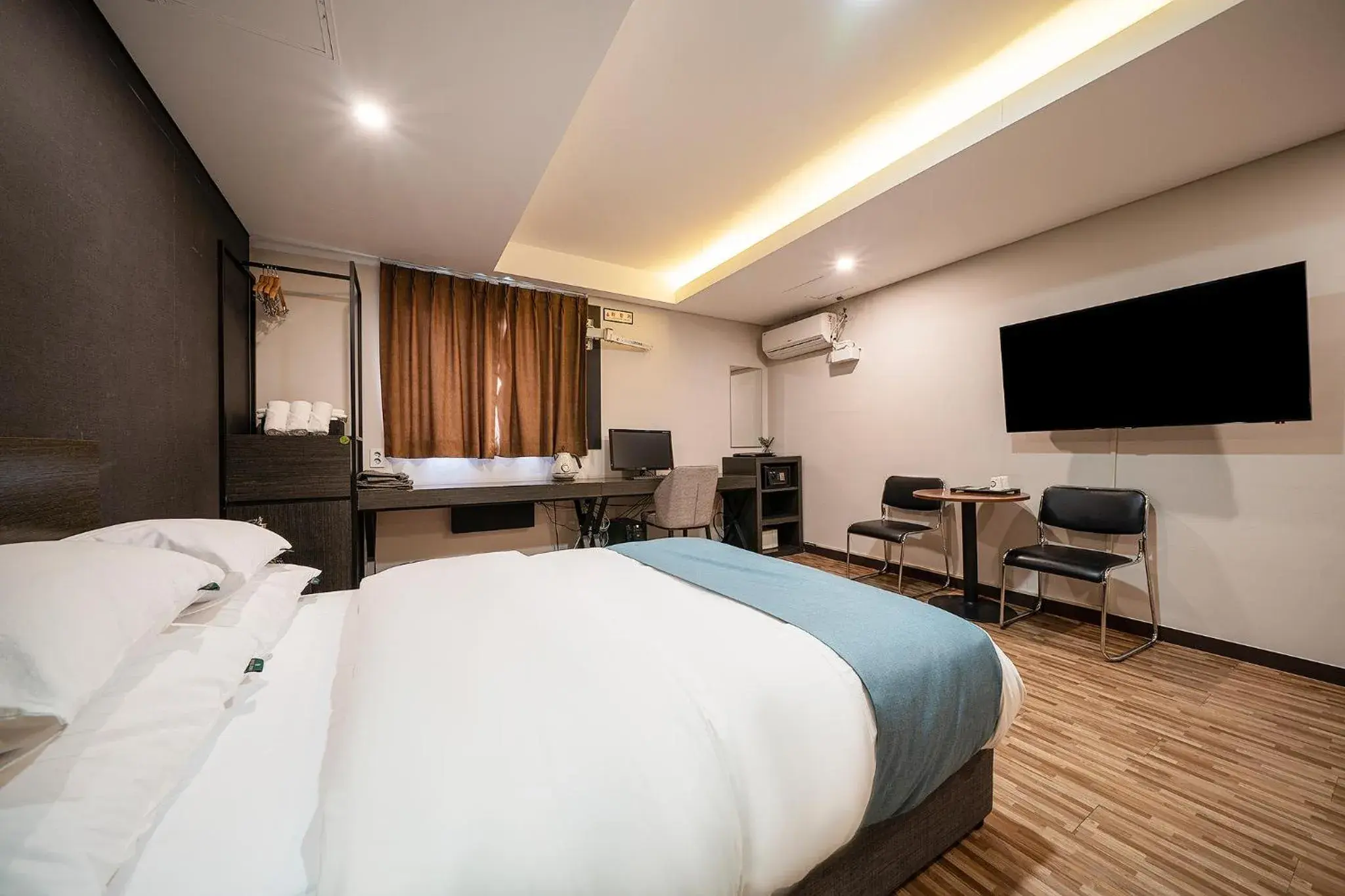 Bed, TV/Entertainment Center in Hotel Dono