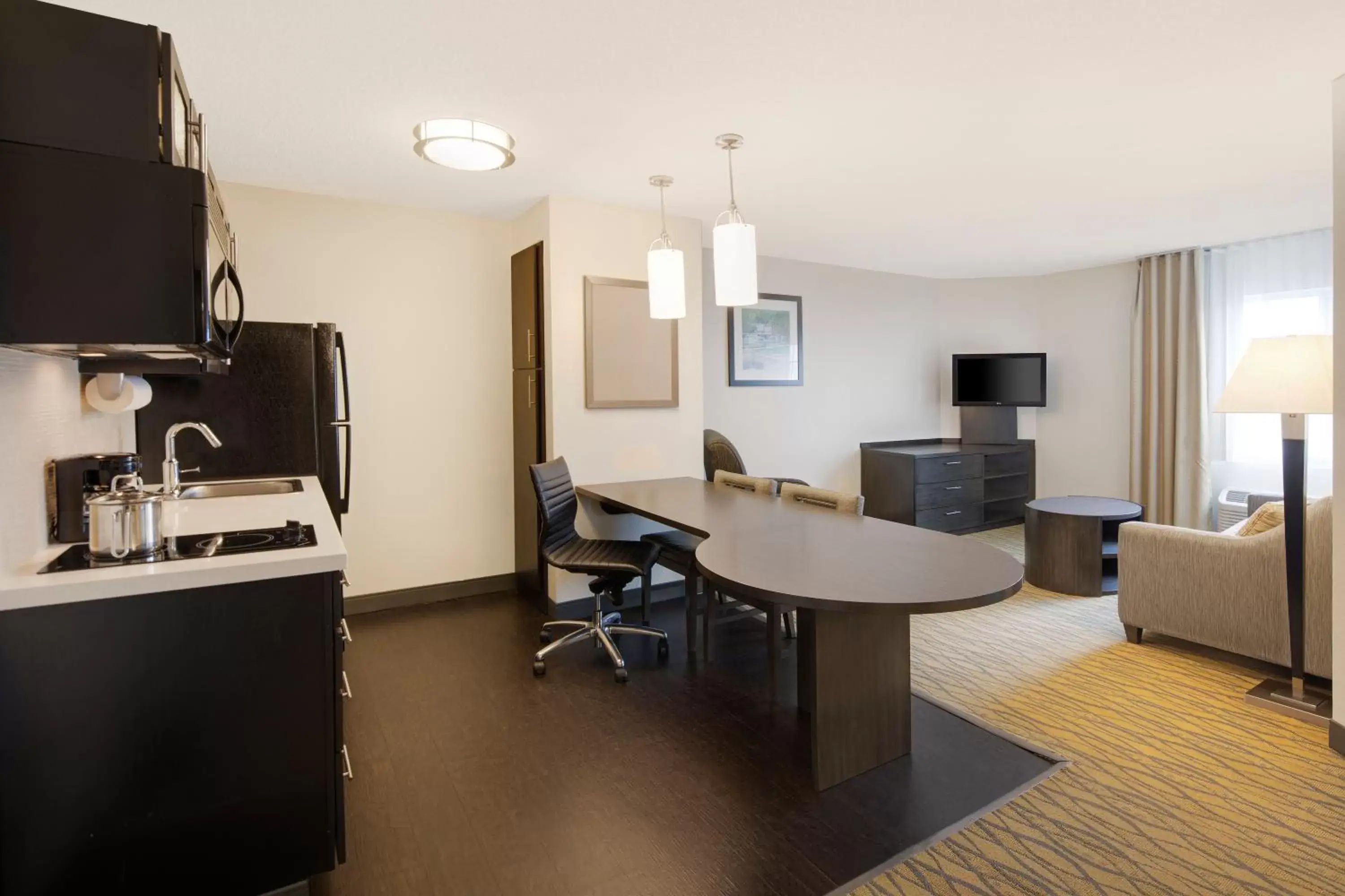 Photo of the whole room, Kitchen/Kitchenette in Candlewood Suites Rogers-Bentonville, an IHG Hotel