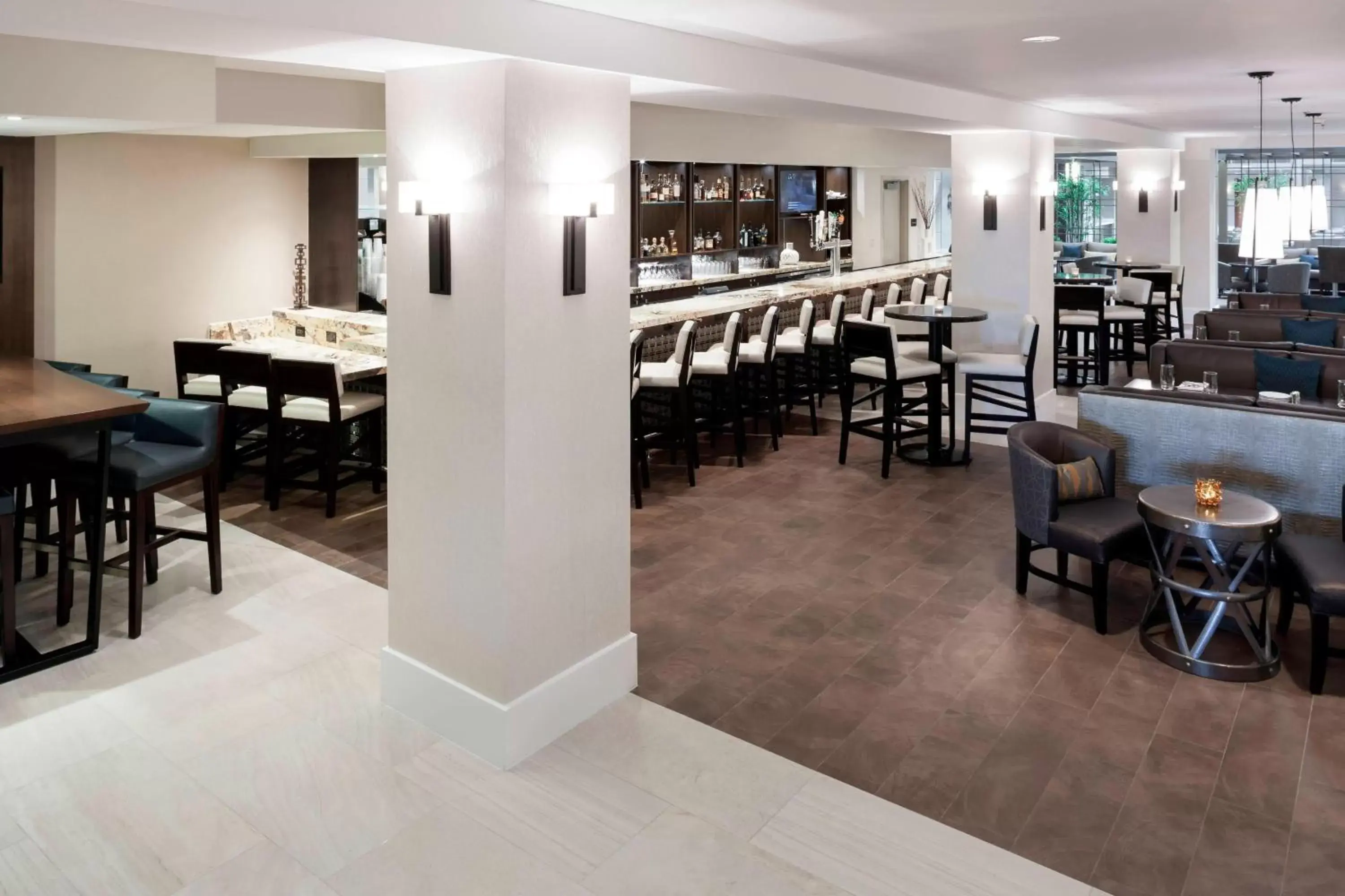 Kitchen or kitchenette, Lounge/Bar in Fairfax Marriott at Fair Oaks