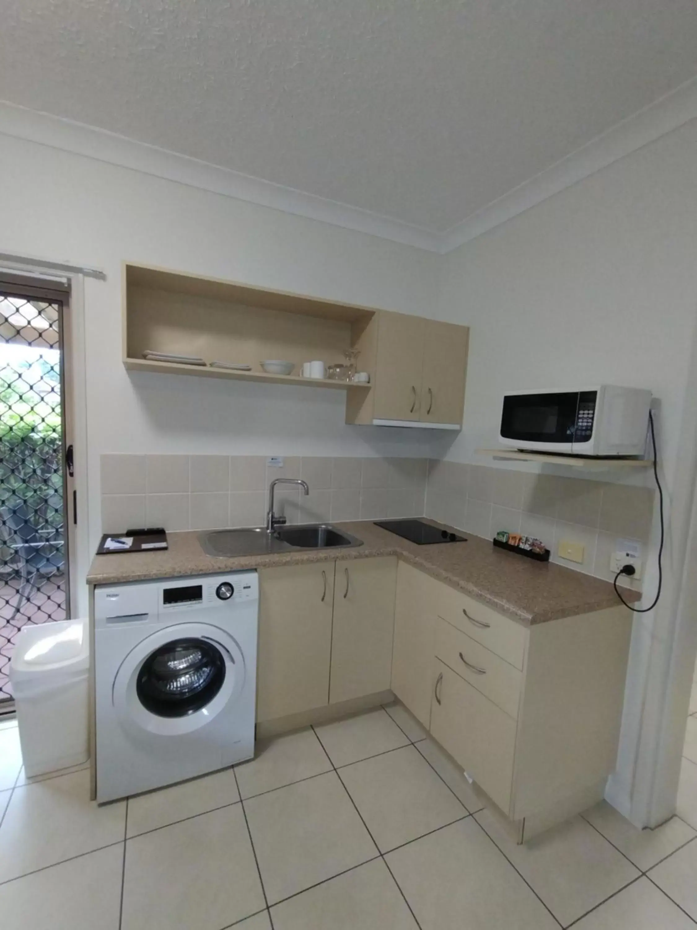 Kitchen/Kitchenette in Cascade Motel In Townsville