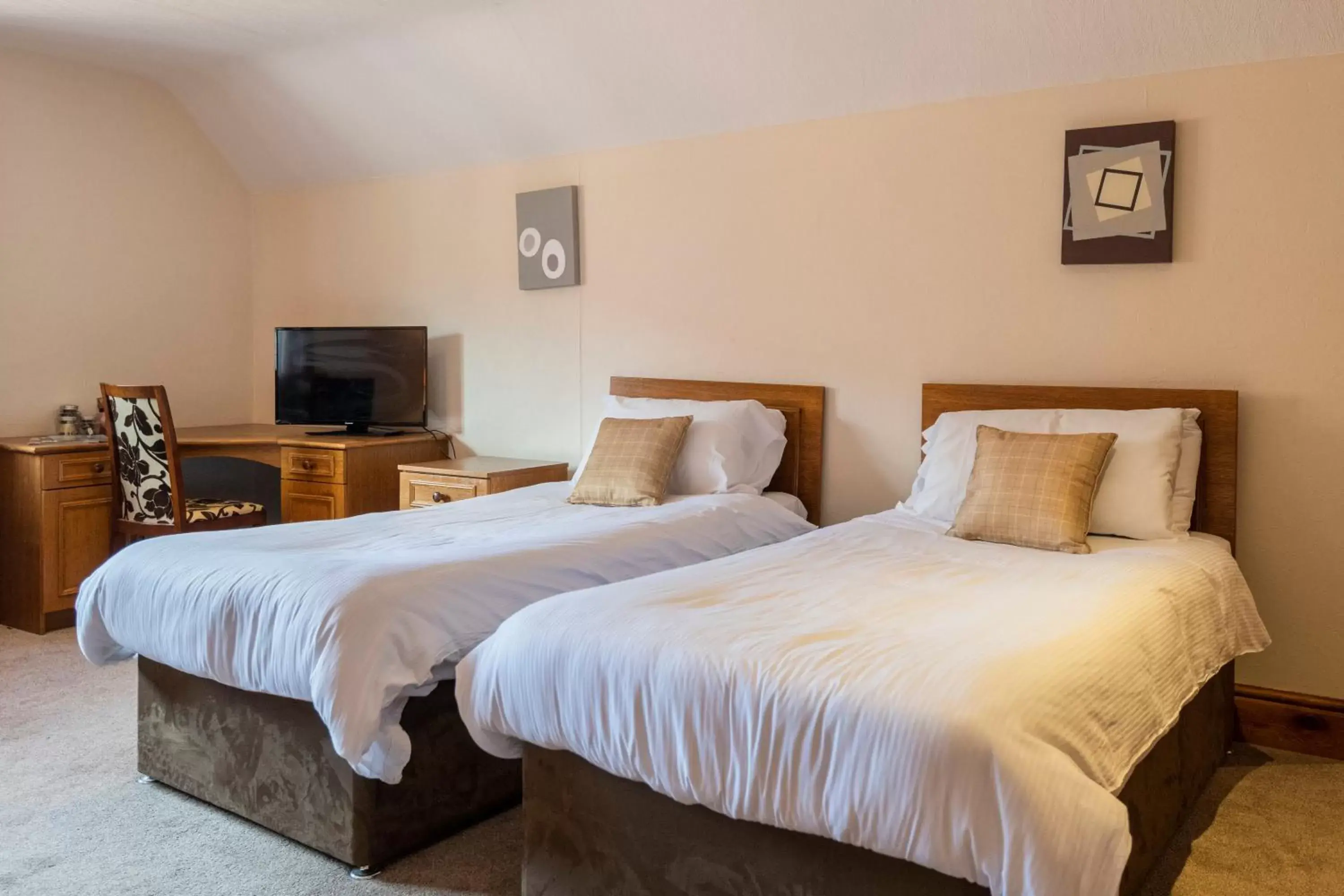 Bedroom, Bed in The Stratford Park Hotel & Golf Club