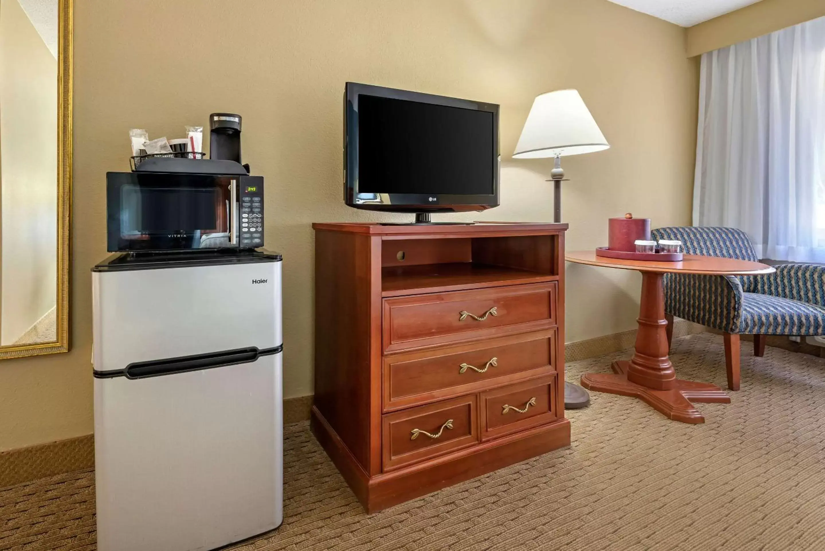 Photo of the whole room, TV/Entertainment Center in Clarion Hotel Lexington