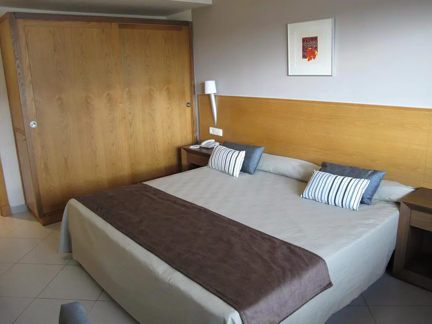 Photo of the whole room, Bed in Ohtels Campo De Gibraltar