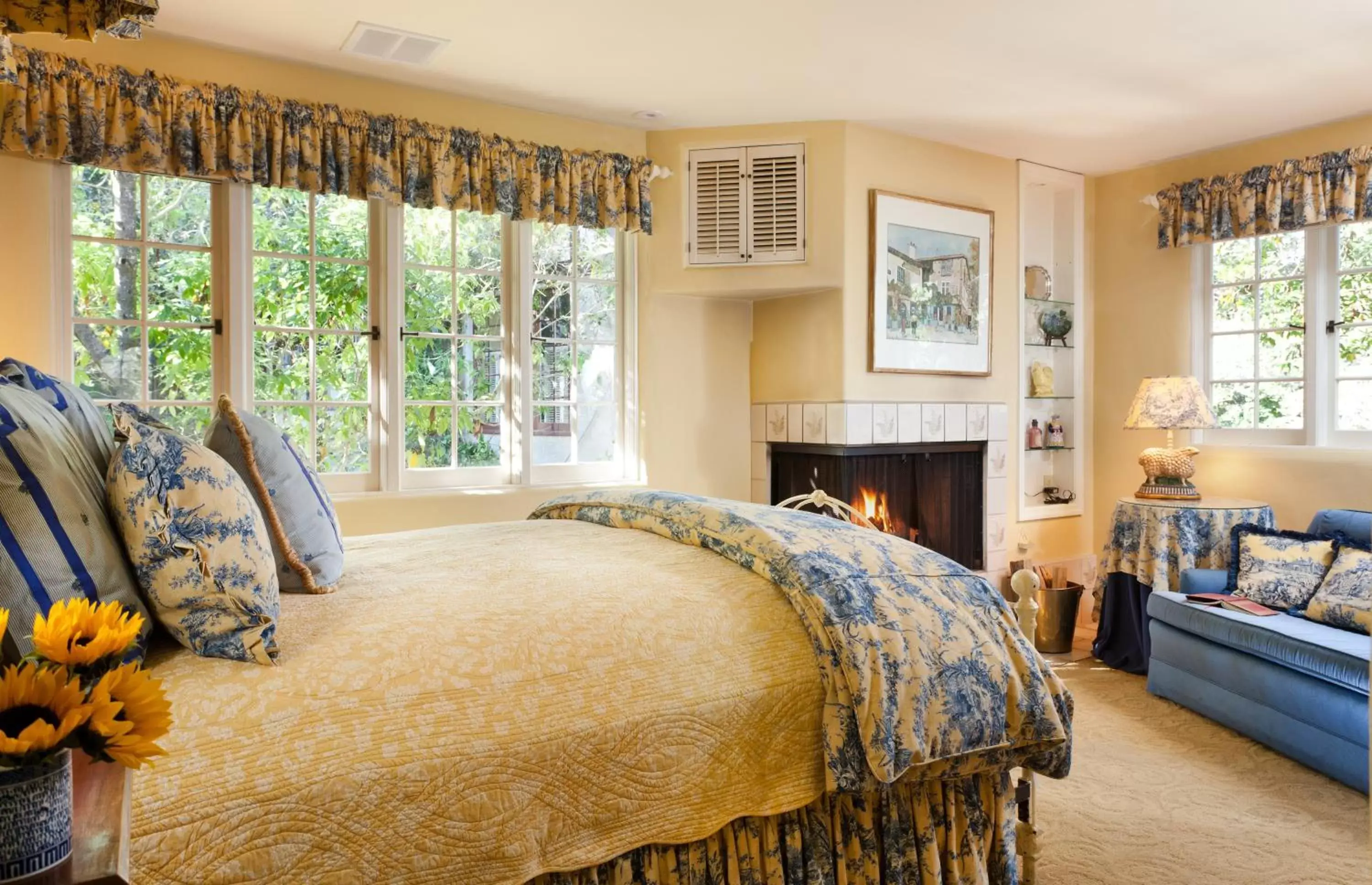 Seating area, Bed in Old Monterey Inn