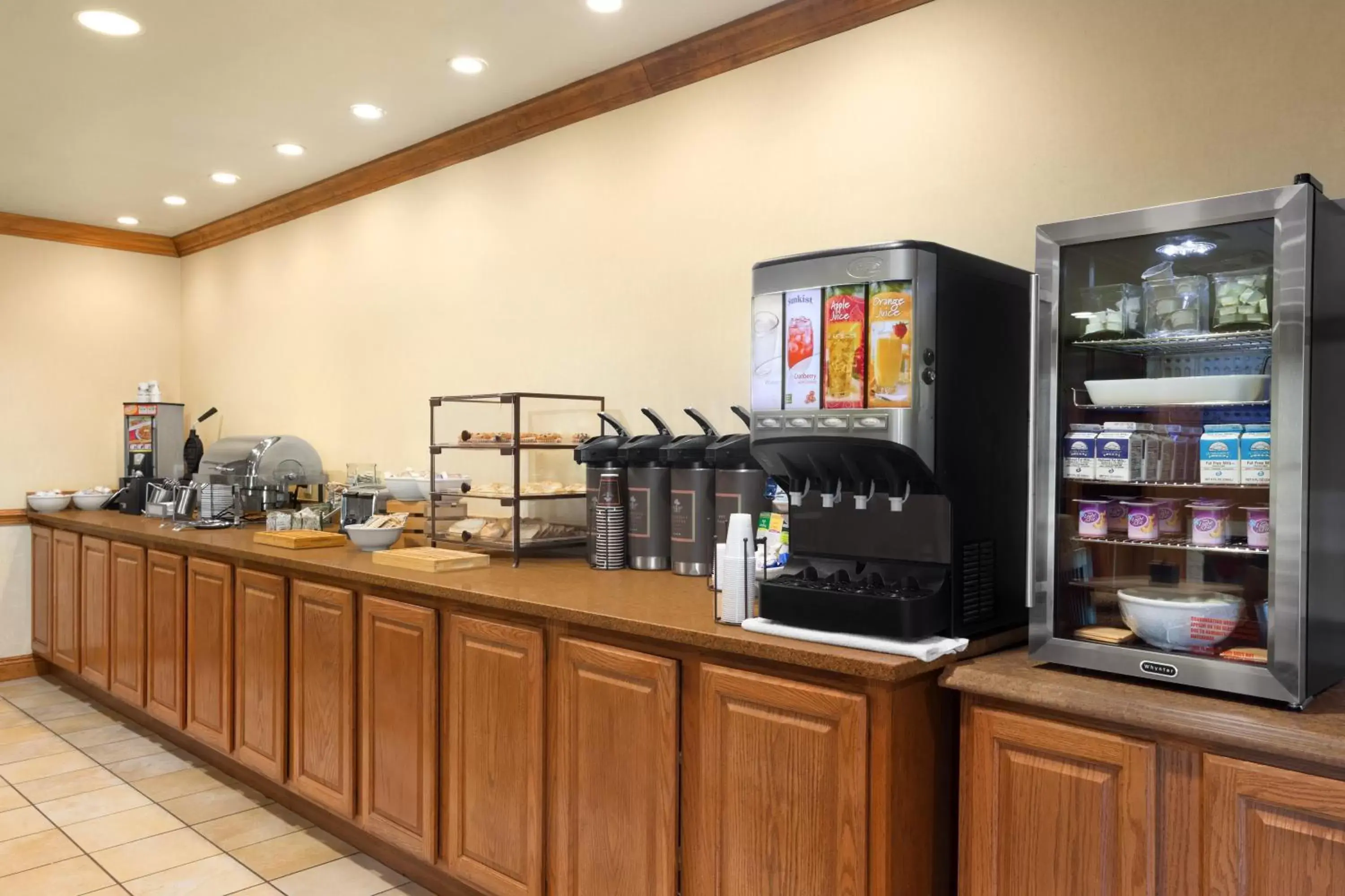 Food and drinks in Country Inn & Suites by Radisson, Saraland, AL