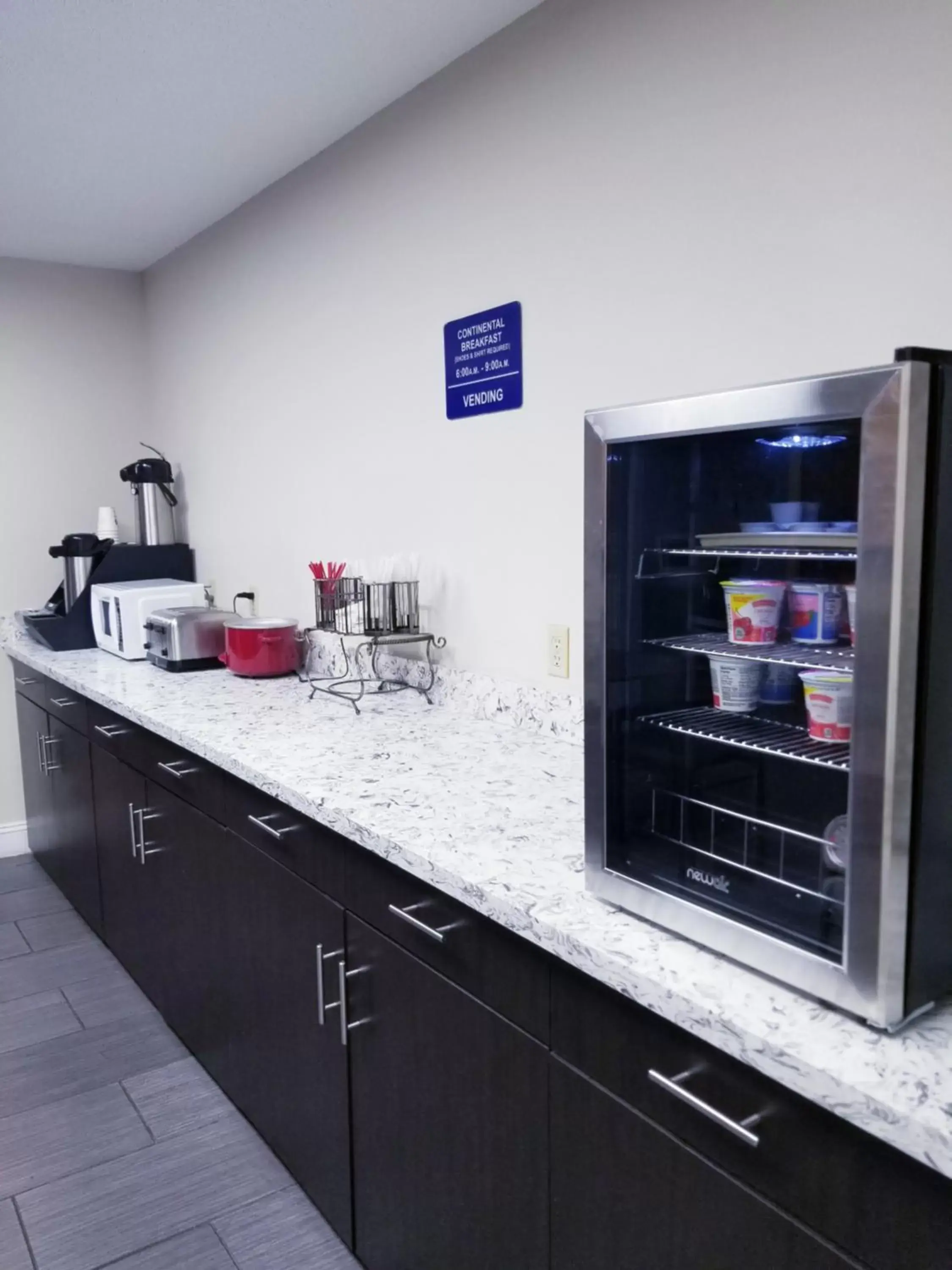 Kitchen/Kitchenette in Microtel Inn & Suites by Wyndham Riverside