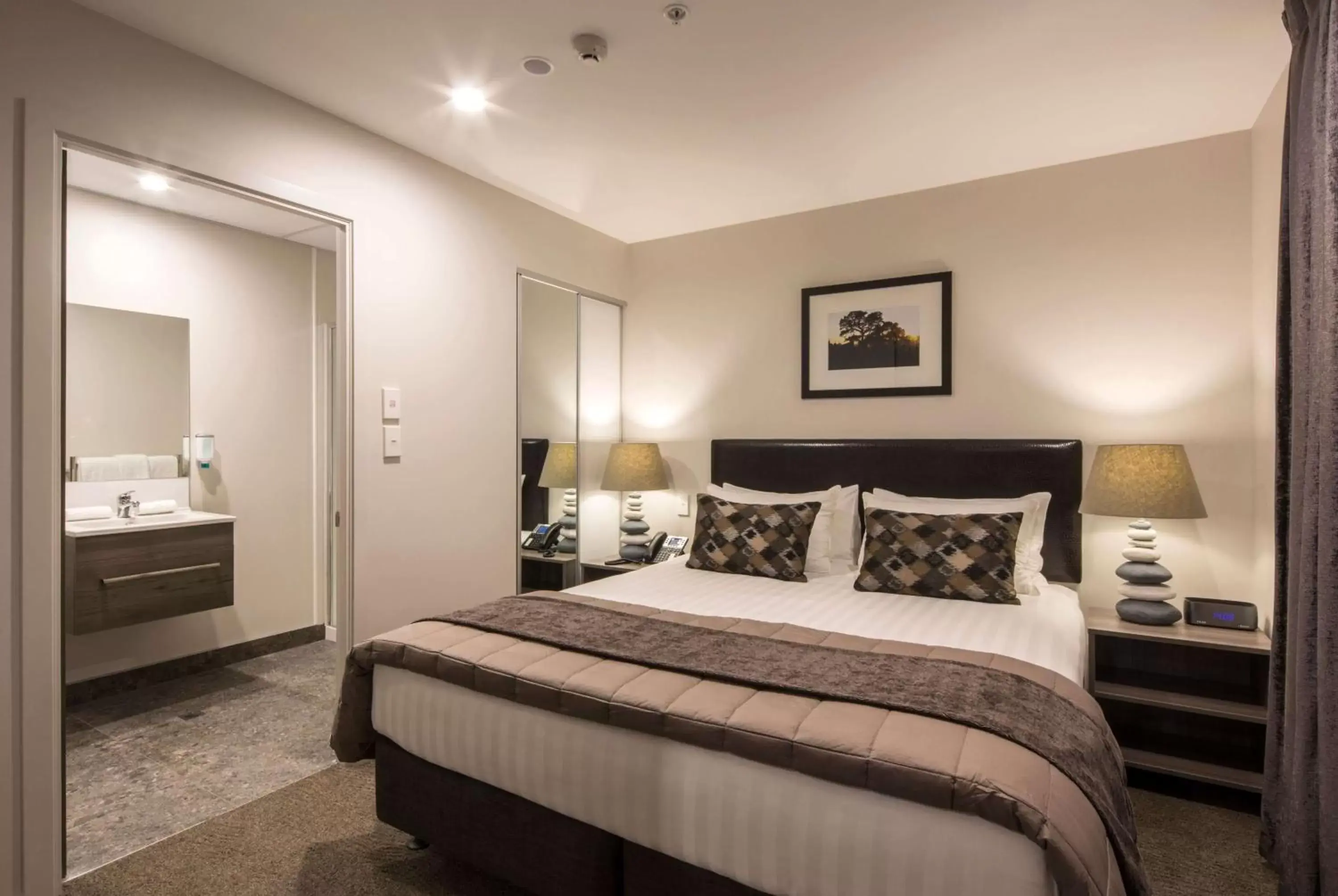 Photo of the whole room, Bed in Ramada Suites by Wyndham Queenstown Remarkables Park