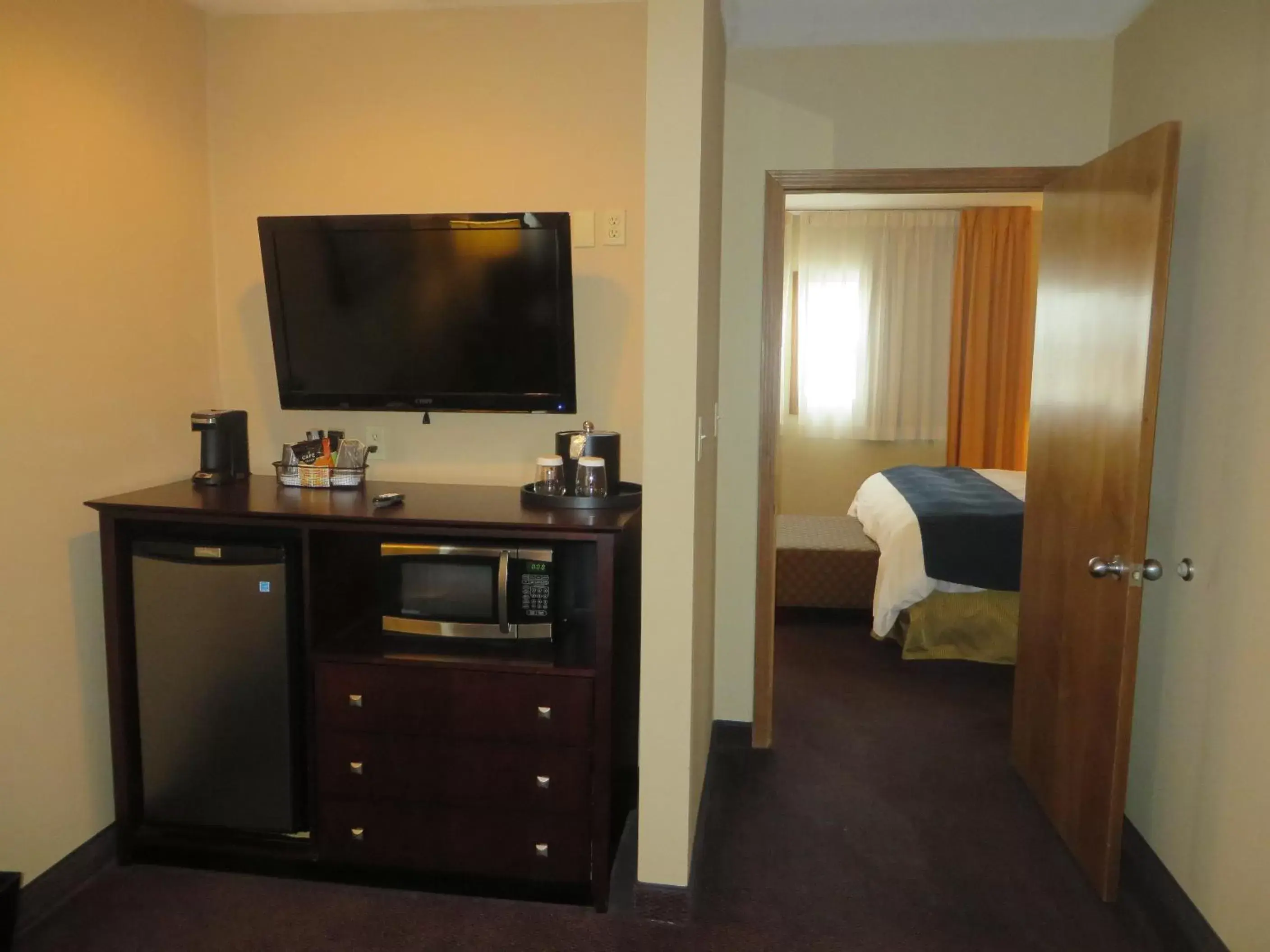 TV and multimedia, TV/Entertainment Center in Ivy Court Inn and Suites