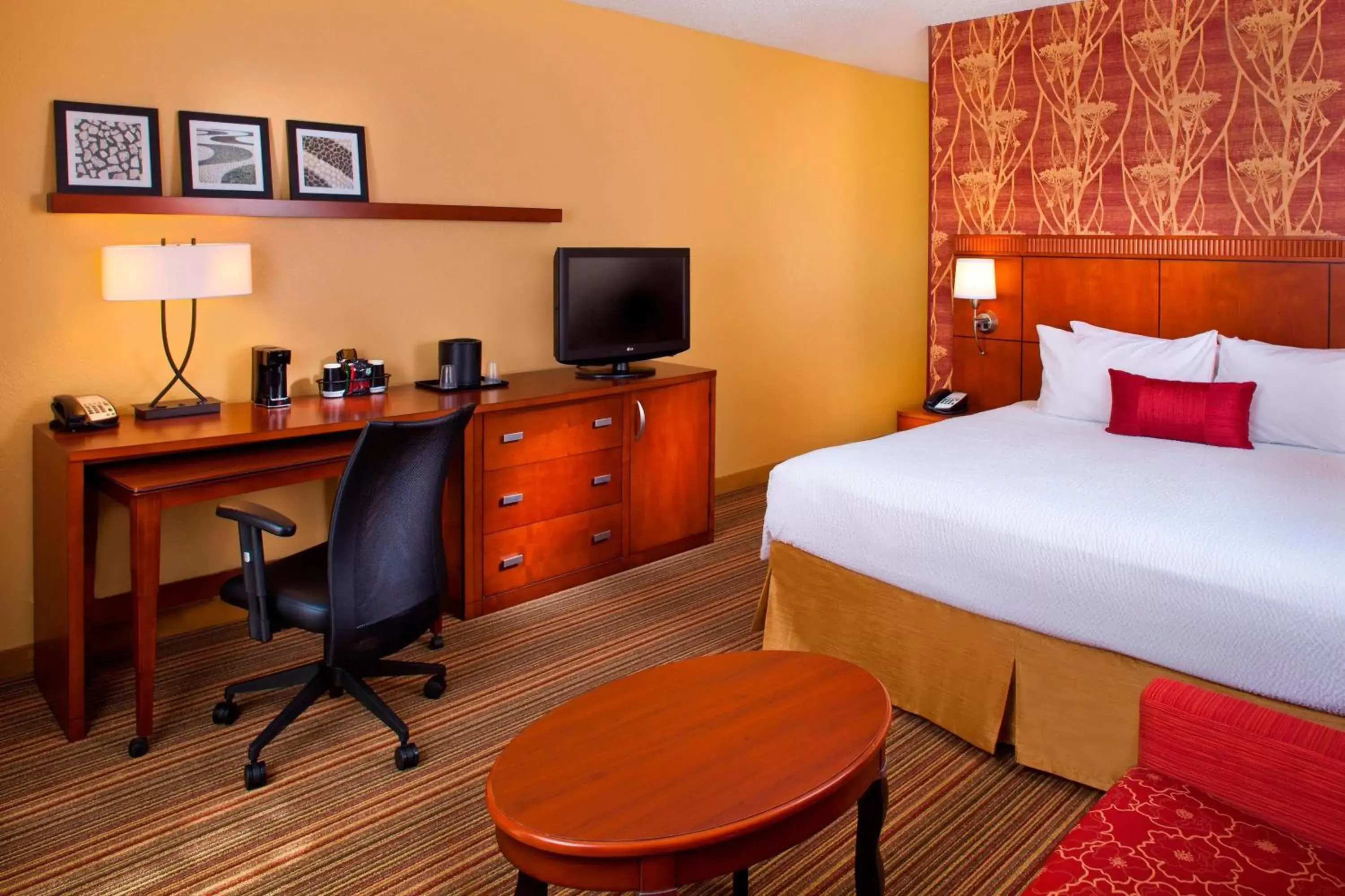 Photo of the whole room, Bed in Courtyard by Marriott Baton Rouge Acadian Centre/LSU Area