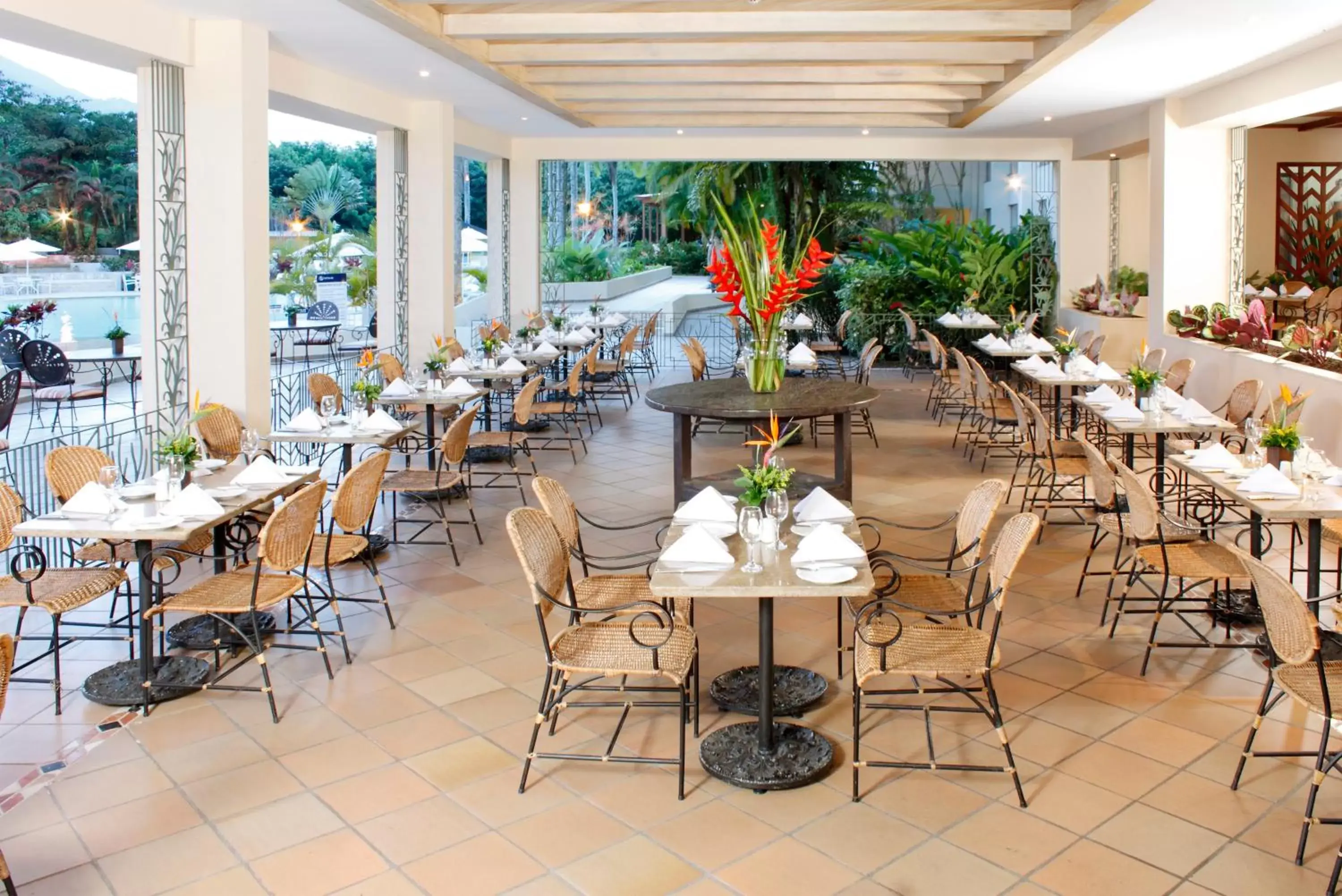 Restaurant/Places to Eat in Hotel Estelar Altamira
