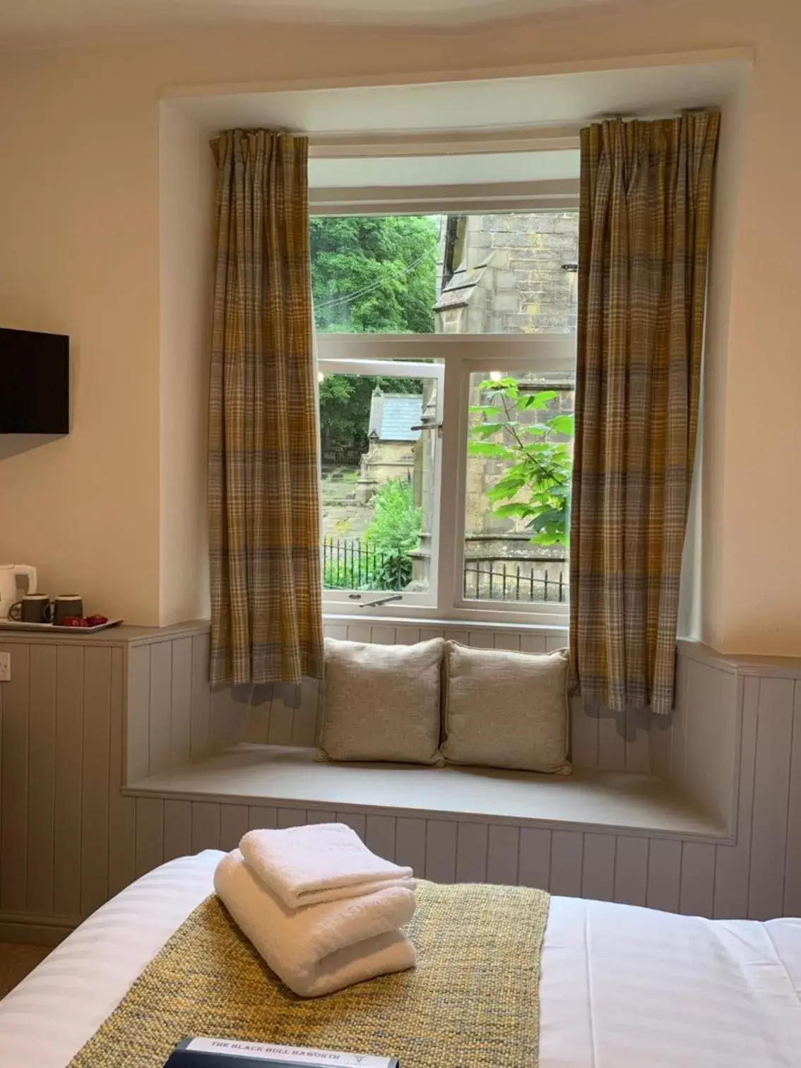 View (from property/room), Bed in Black Bull Inn