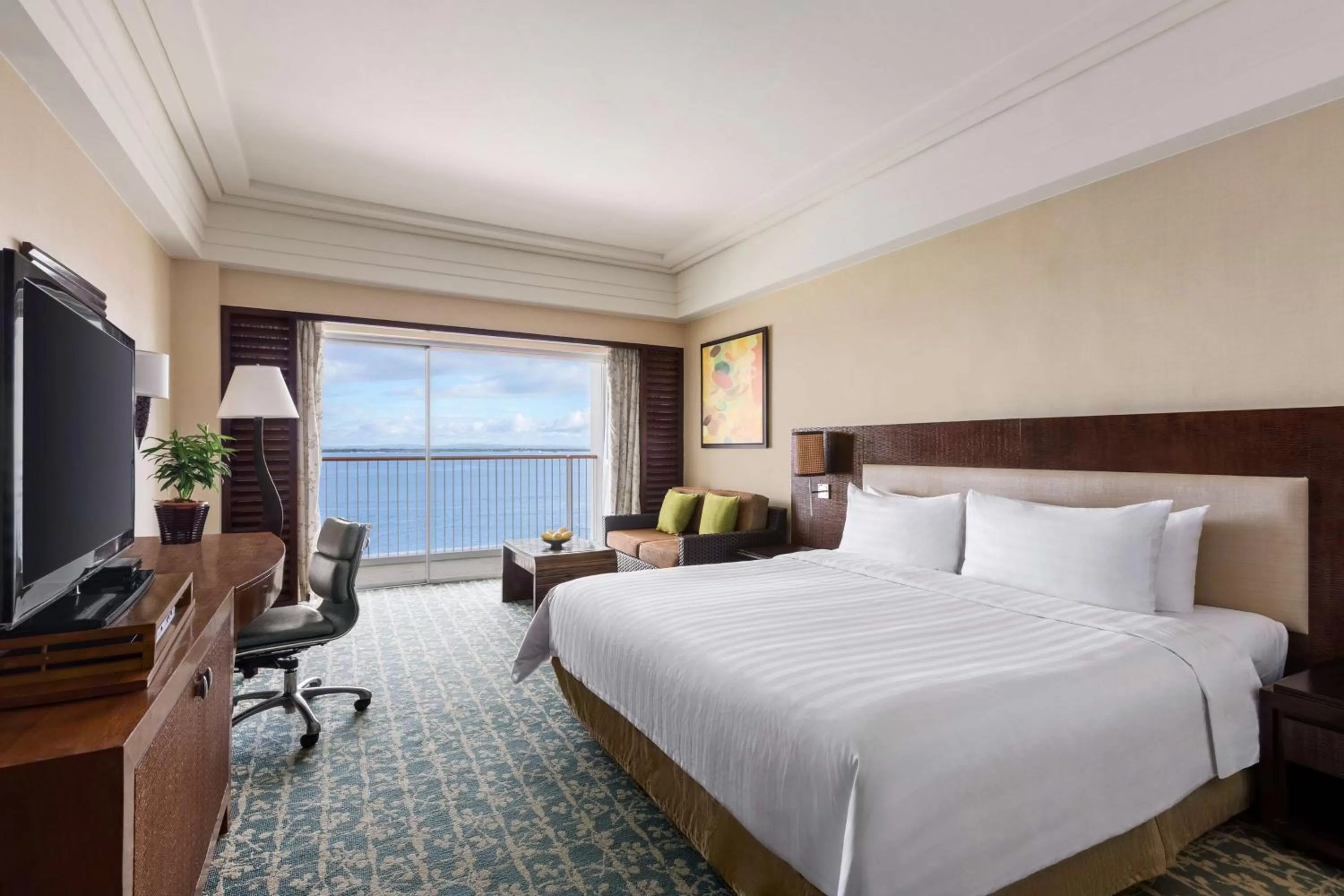 Photo of the whole room, Bed in Shangri-La Mactan, Cebu