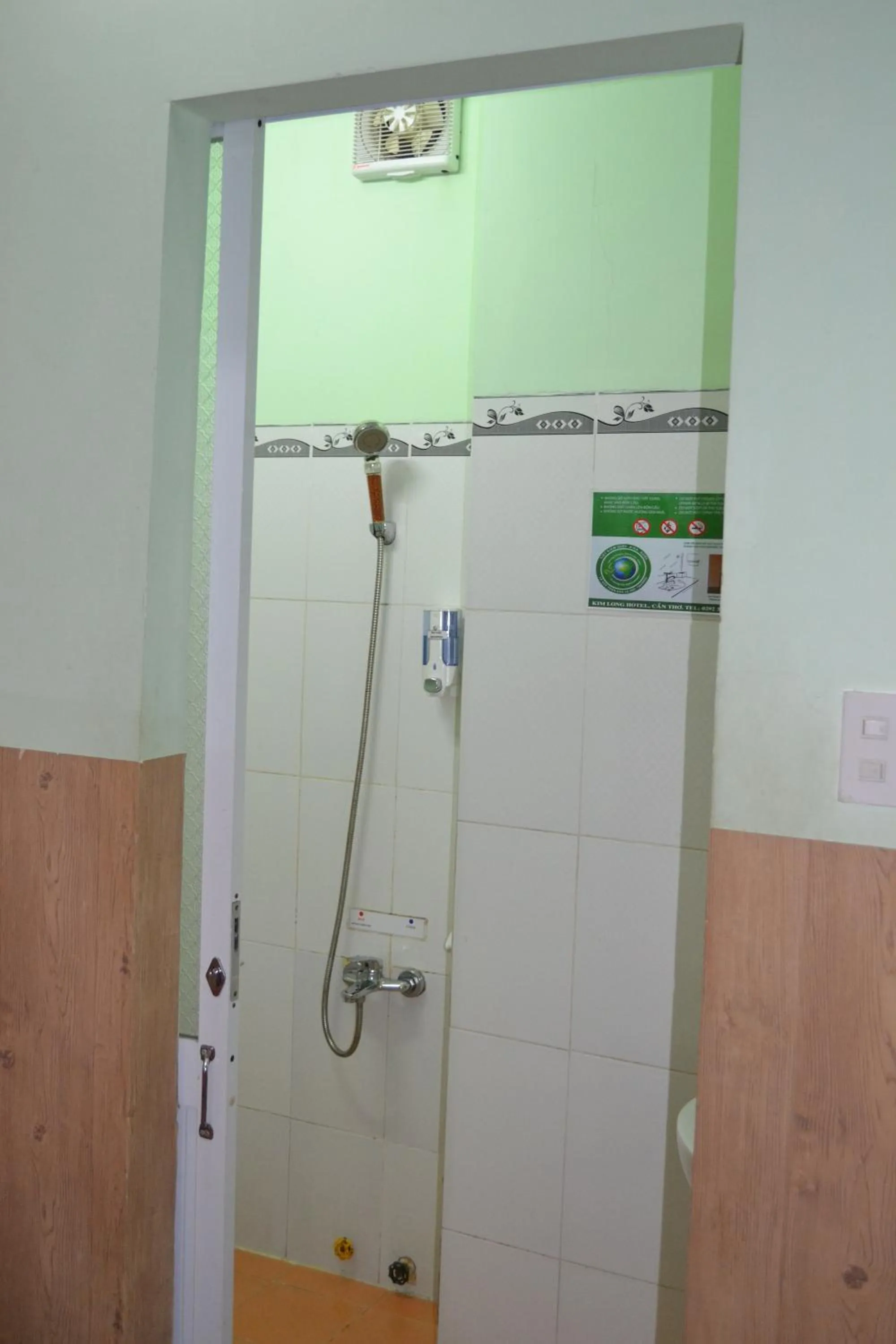Shower in Kim Long Hotel