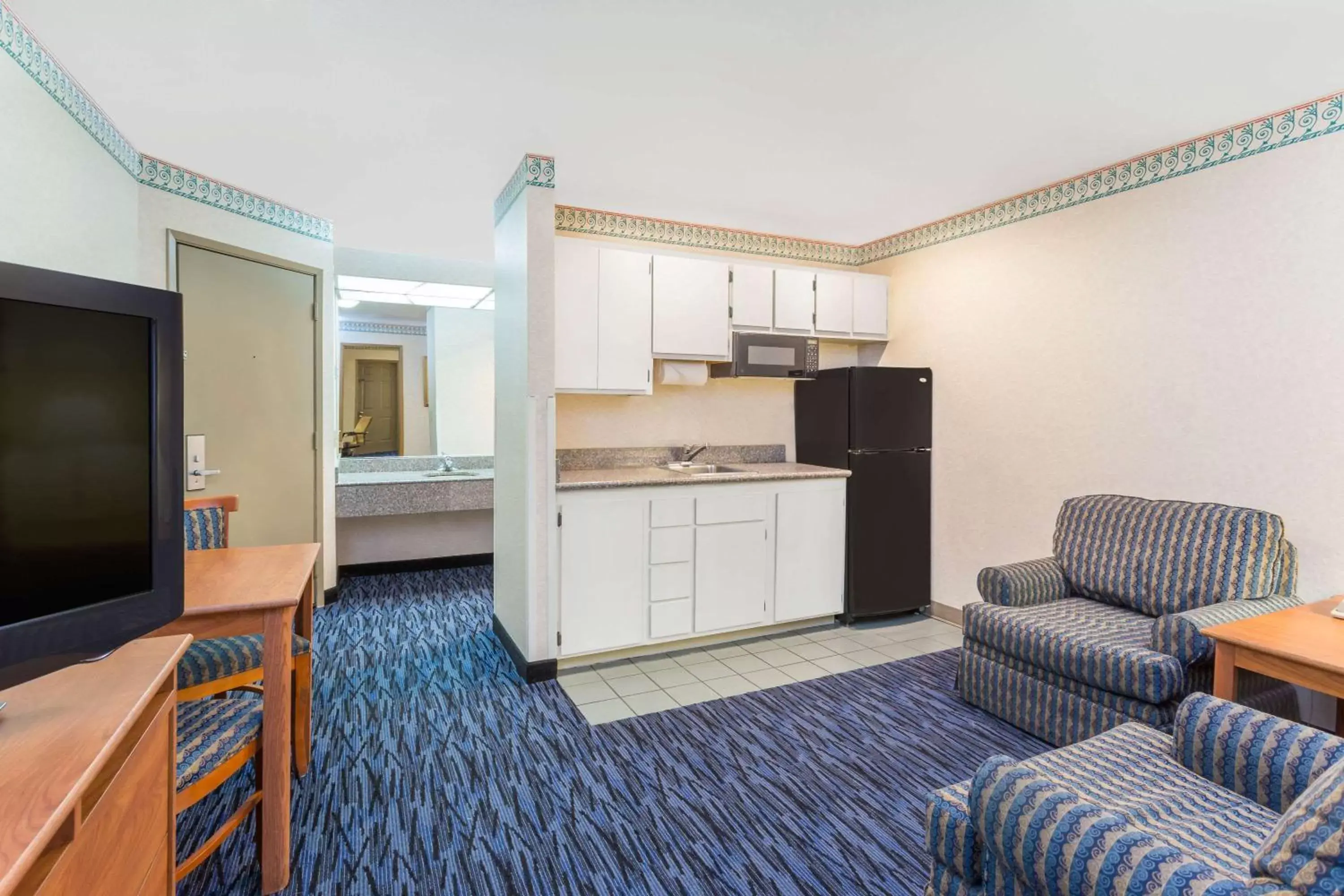 Photo of the whole room, Kitchen/Kitchenette in Ramada by Wyndham Kent Seattle Area