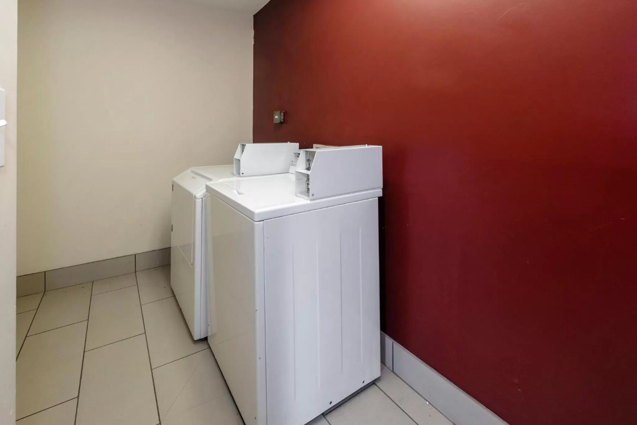 laundry in Red Roof Inn & Suites Savannah Airport