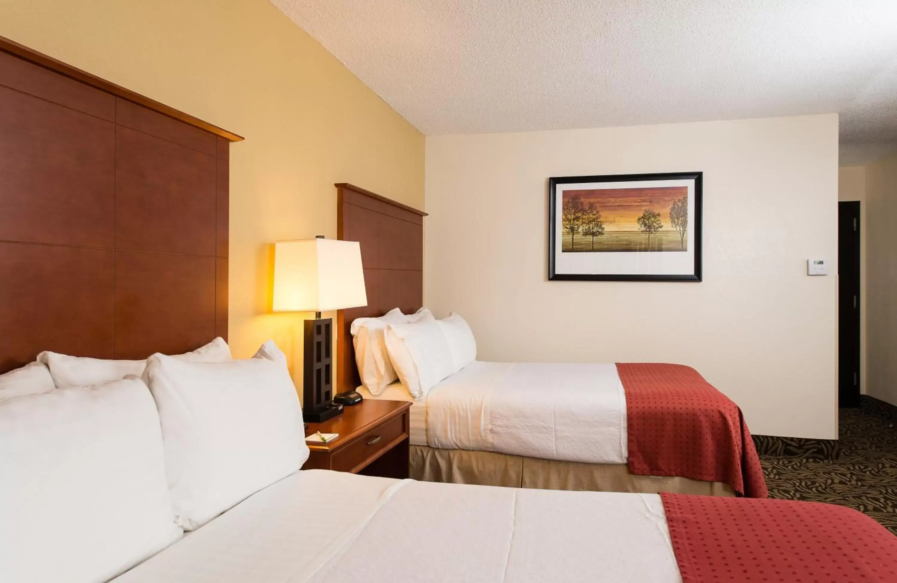 Photo of the whole room, Bed in Holiday Inn Wilmington-Market Street, an IHG Hotel