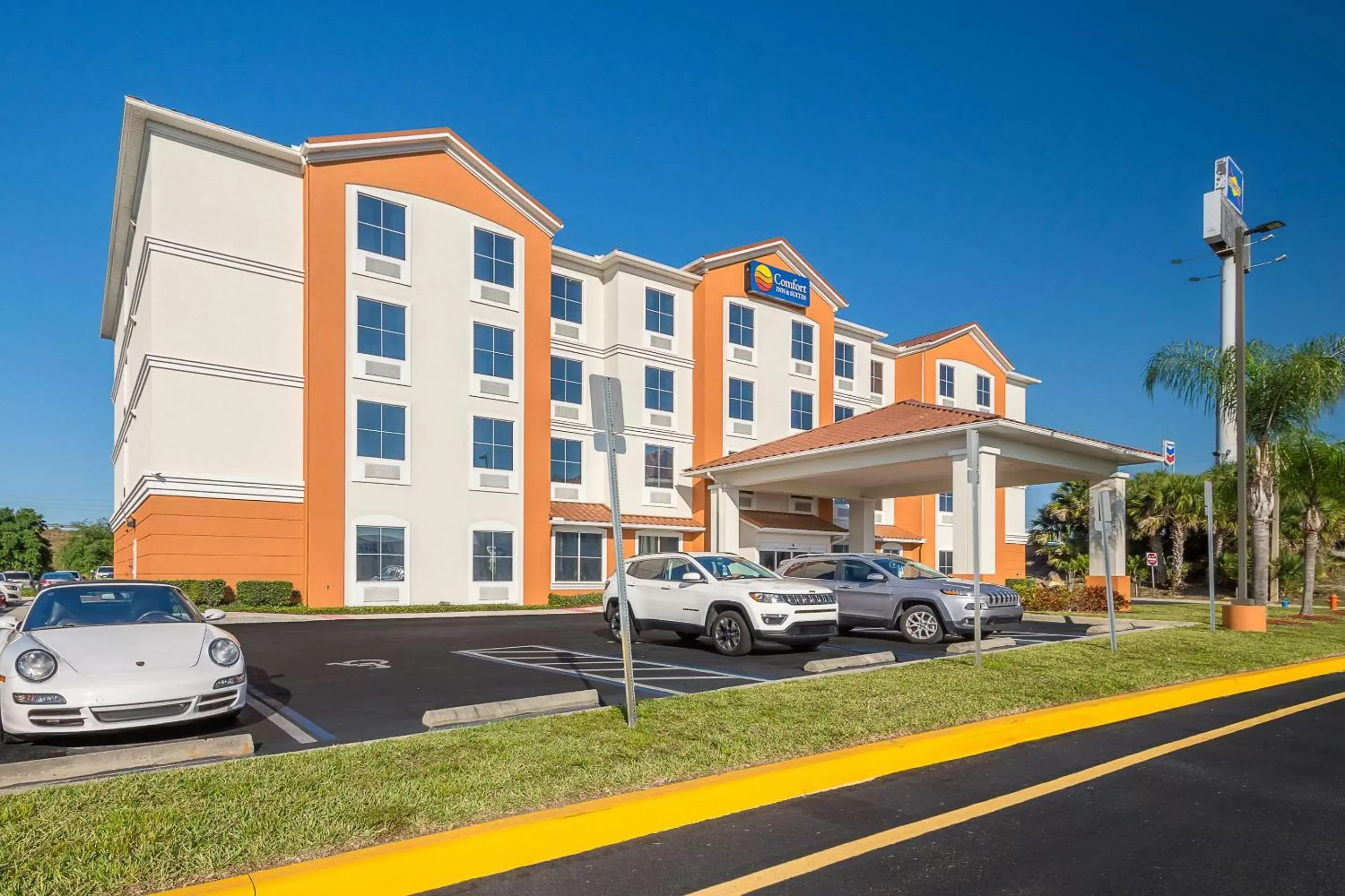 Property Building in Comfort Inn & Suites Maingate South
